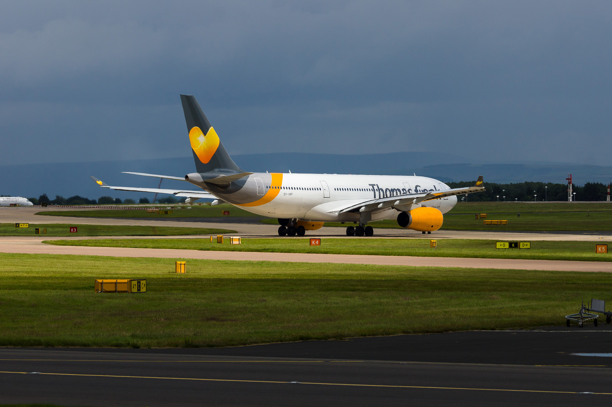 Sony SLT-A65 (SLT-A65V) + Sony 70-400mm F4-5.6 G SSM sample photo. Thomas cook a330 at manchester photography