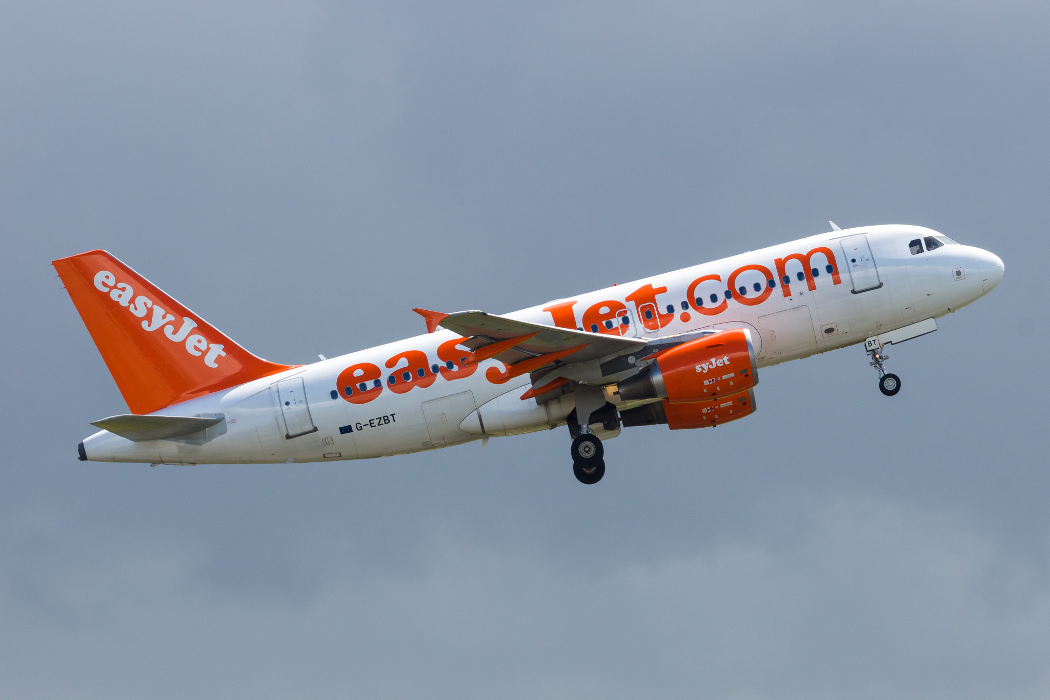 Sony SLT-A65 (SLT-A65V) + Sony 70-400mm F4-5.6 G SSM sample photo. Easyjet a319 take off at man photography