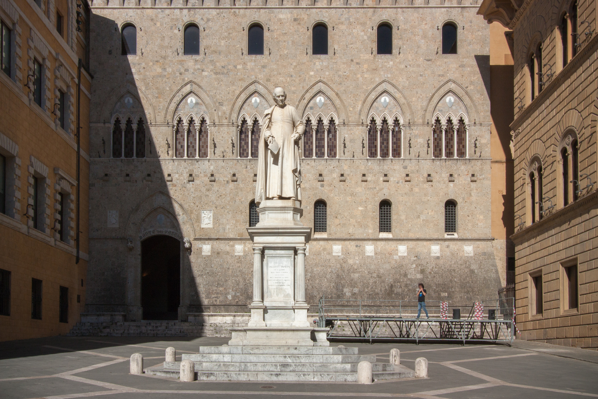 Canon EOS 450D (EOS Rebel XSi / EOS Kiss X2) sample photo. Palazzo salimbeni, siena, italt photography