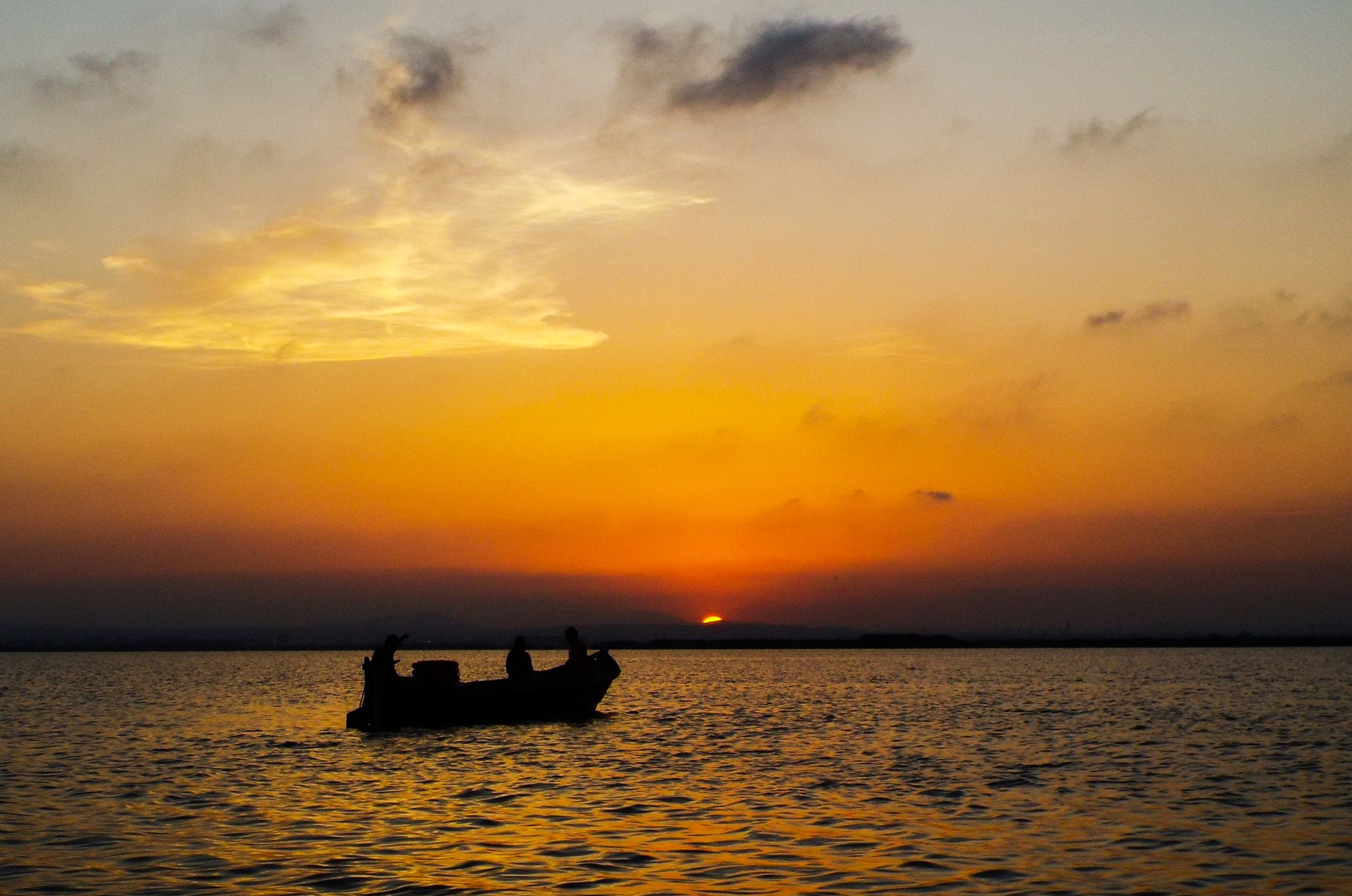 Fujifilm FinePix S9400W sample photo. Boat in the lake at sunset photography