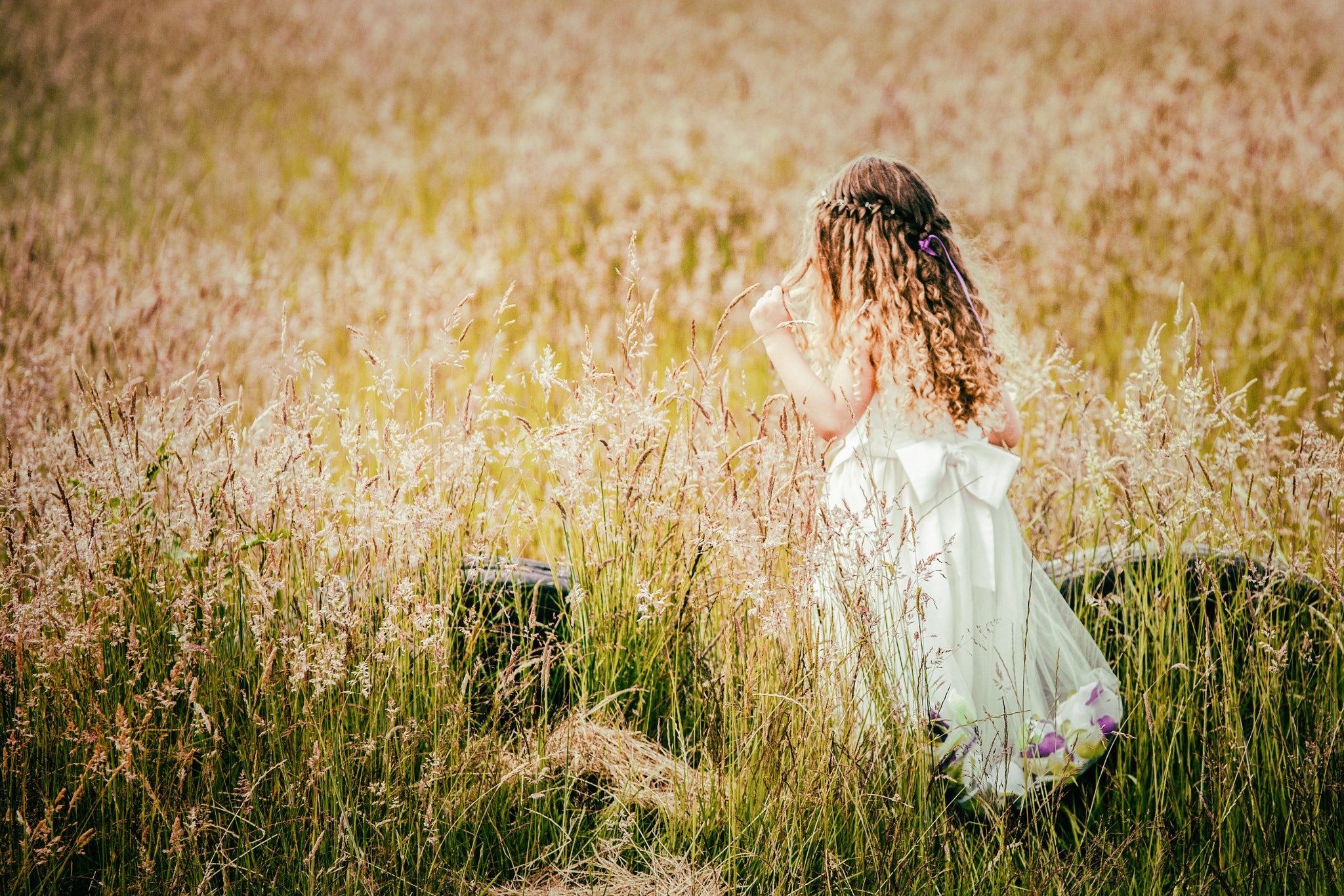 Canon EOS-1Ds Mark II sample photo. Girl in the grass photography