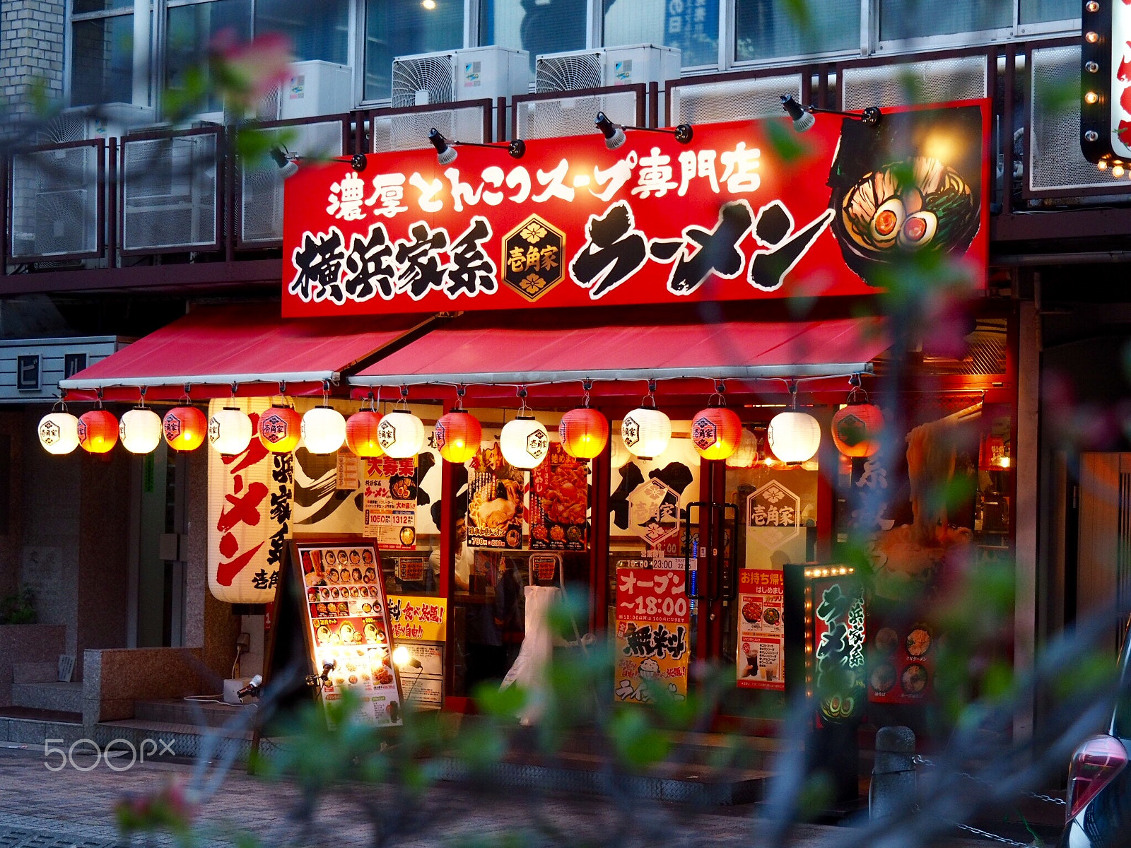 Olympus M.Zuiko Digital ED 14-150mm F4-5.6 sample photo. Première lumière sur un restaurant tokyoite photography