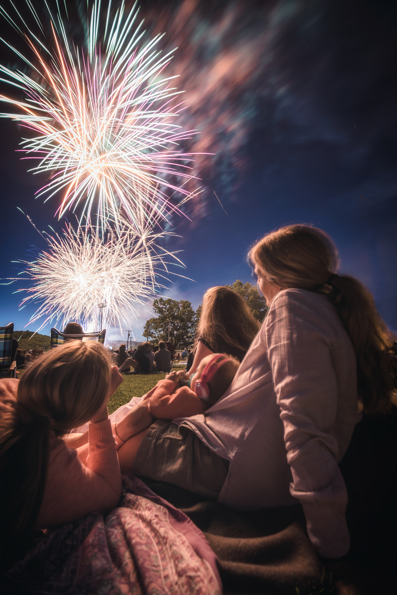 Tokina AT-X Pro 11-16mm F2.8 DX sample photo. Family fireworks photography