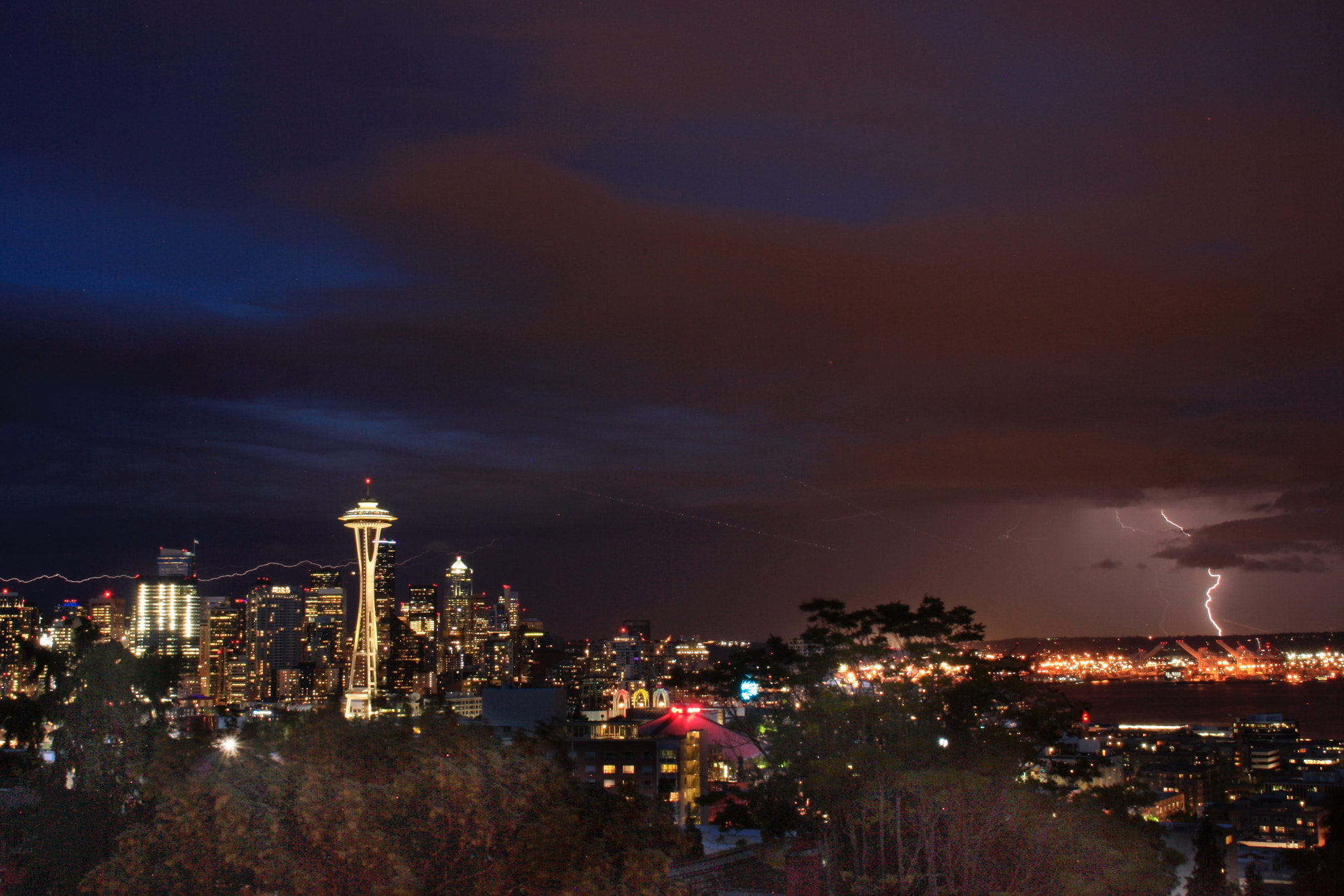 Canon EOS 1000D (EOS Digital Rebel XS / EOS Kiss F) + Canon 18-200mm sample photo. At kerry park to see the seattle city night view.  ... photography