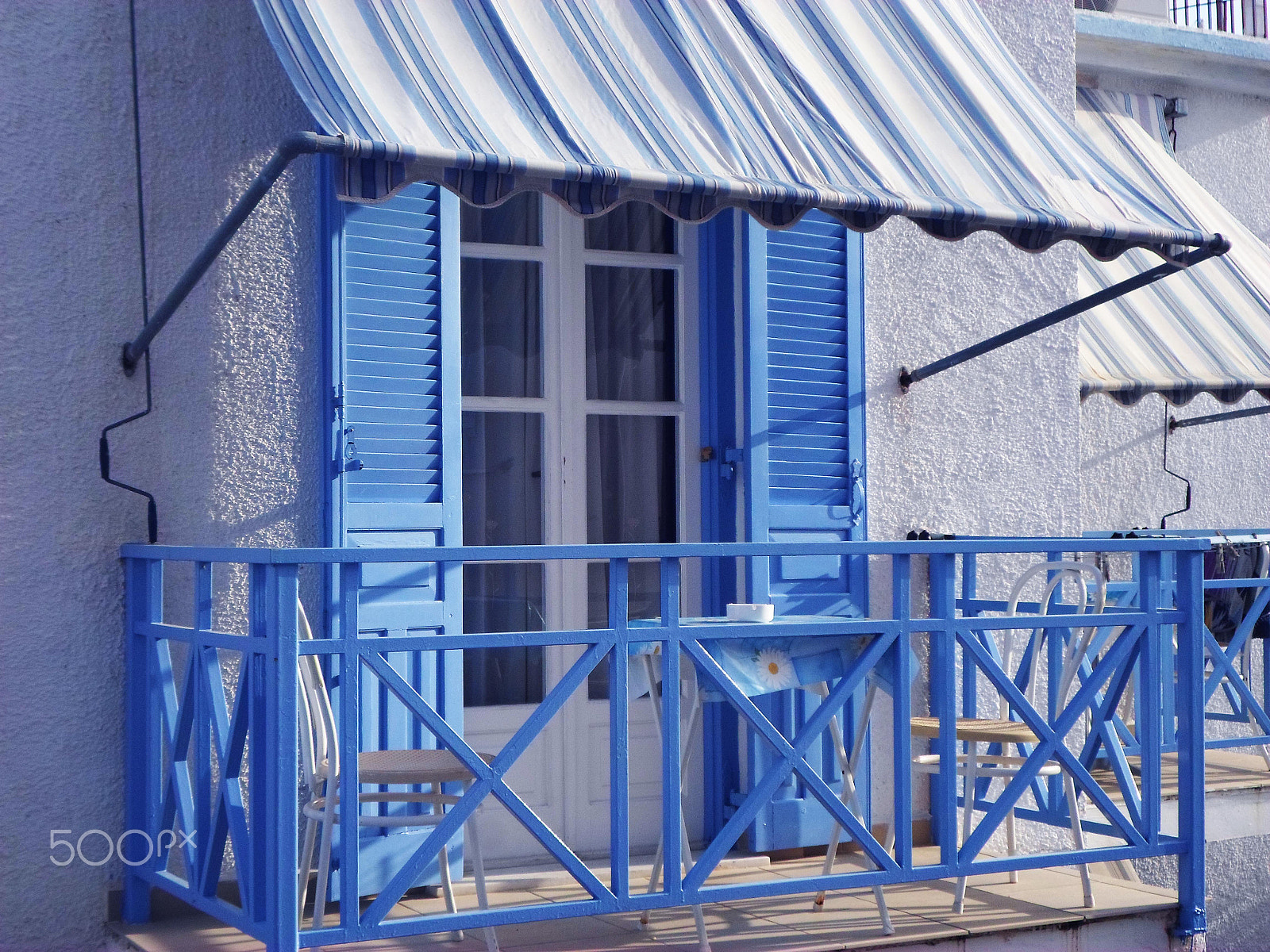 Samsung ES95 sample photo. Blue & white photography