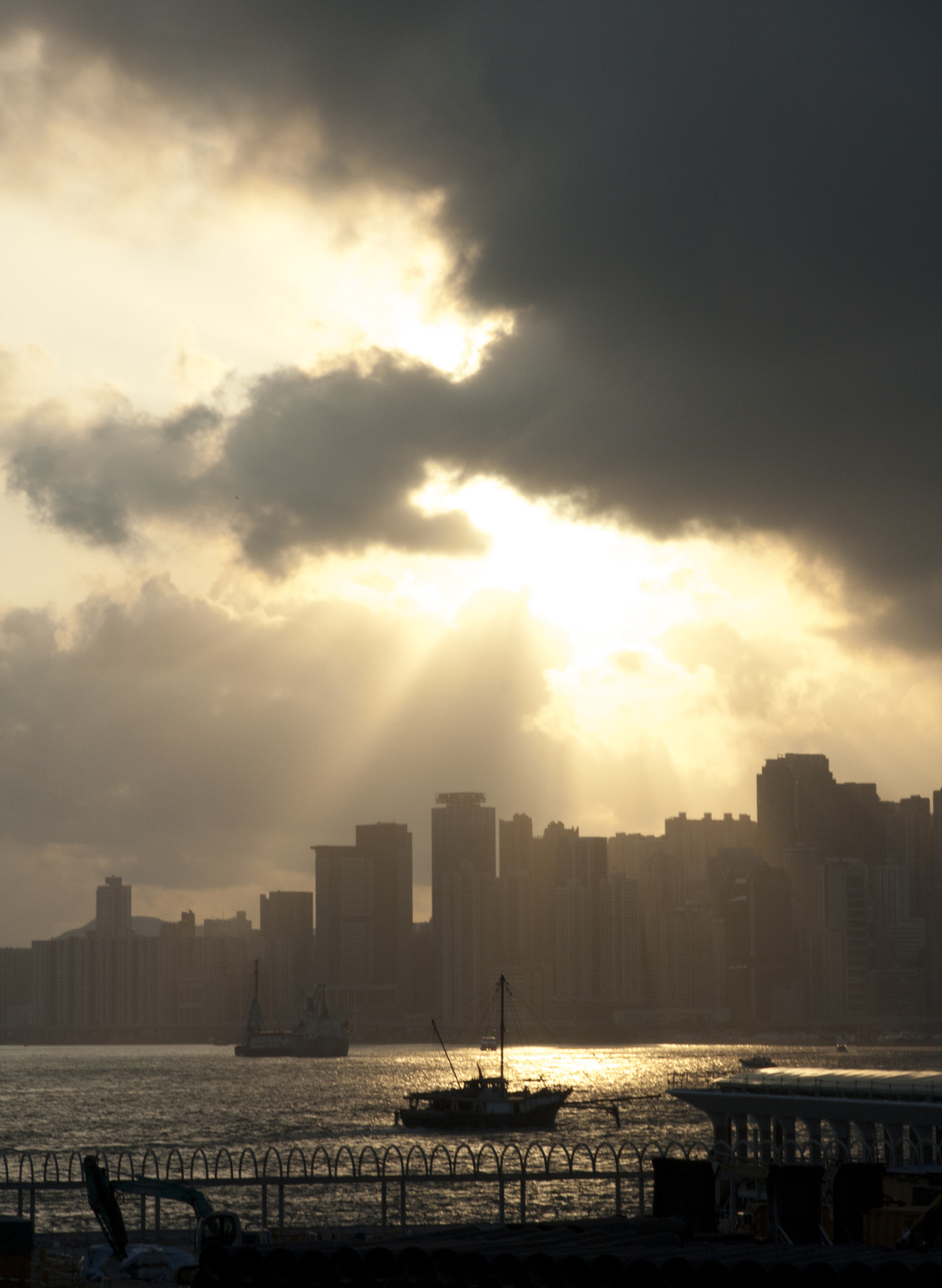 Canon EOS 40D + Canon EF 24-70mm F2.8L USM sample photo. Hong kong harbour photography