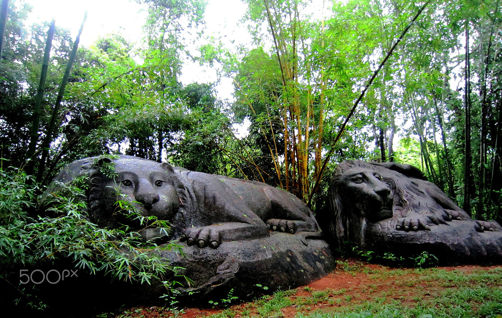 Canon PowerShot SD3500 IS (IXUS 210 / IXY 10S) sample photo. A couple of stone lions in madagui photography