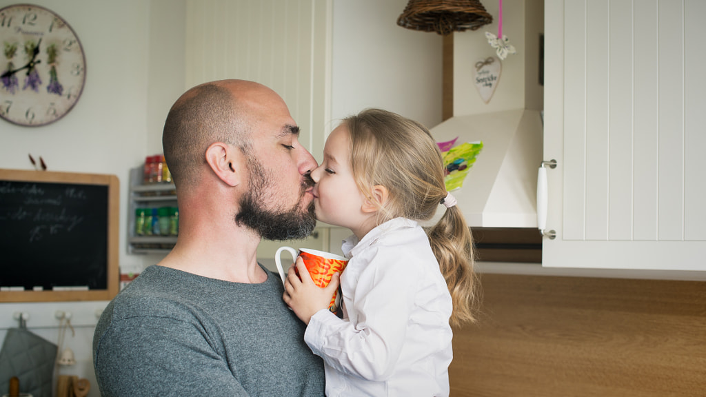Father and daughter in the kitchen, fathers day concept, real family by Andrea Obzerova on 500px.com