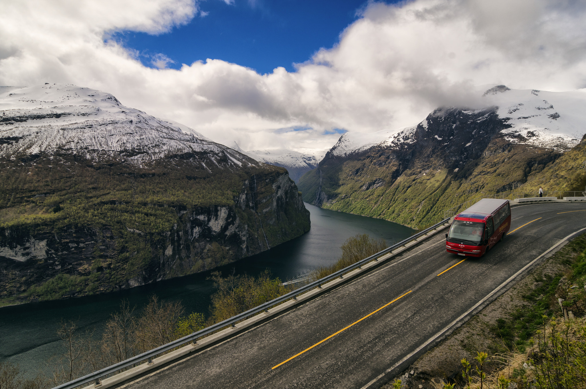 Samsung/Schneider D-XENON 12-24mm F4 ED AL [IF] sample photo. Red bus photography