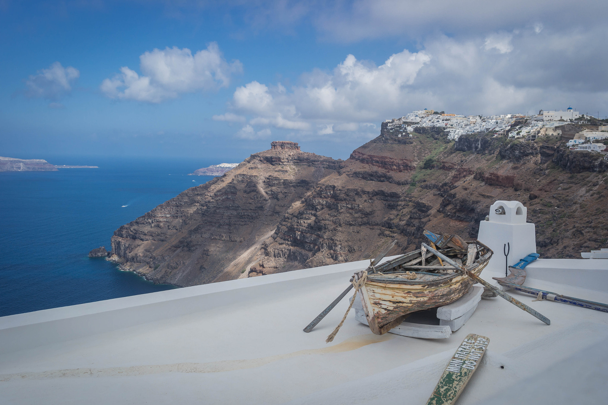 Samsung NX1000 + Samsung NX 20-50mm F3.5-5.6 ED sample photo. Santorini boat photography