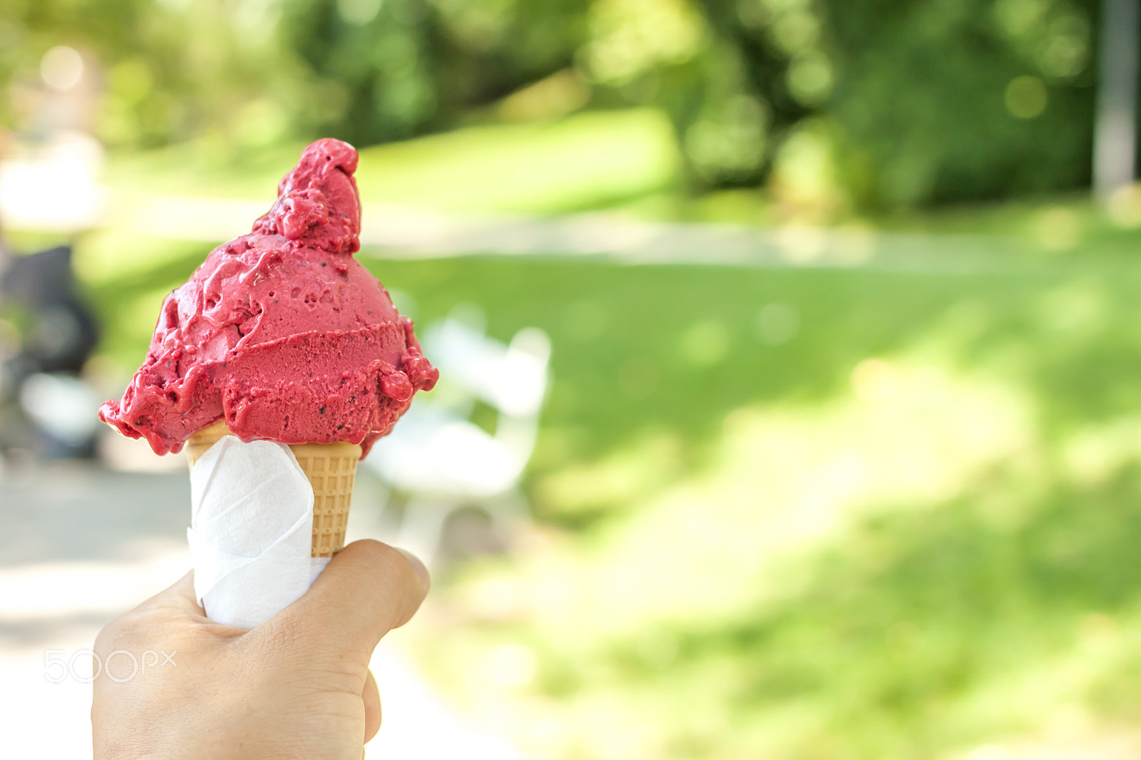 Canon EOS 500D (EOS Rebel T1i / EOS Kiss X3) + Canon EF 40mm F2.8 STM sample photo. Ice cream cone in the hand photography