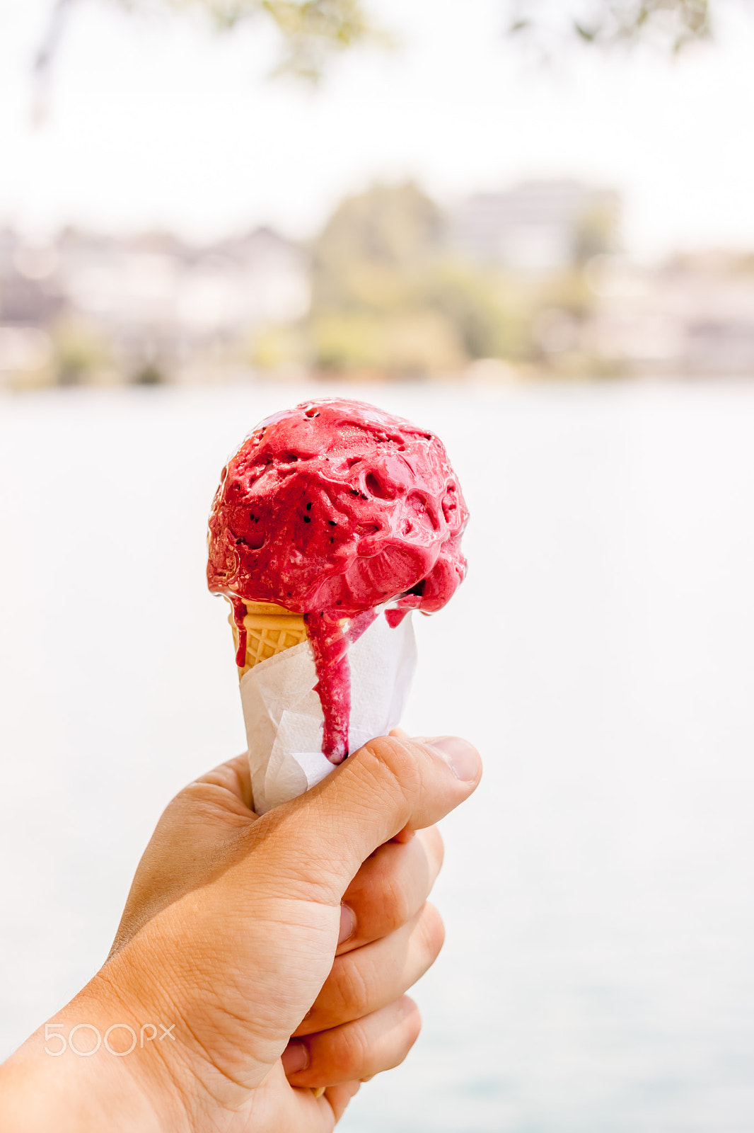 Canon EOS 500D (EOS Rebel T1i / EOS Kiss X3) + Canon EF 40mm F2.8 STM sample photo. Ice cream cone in the hand photography