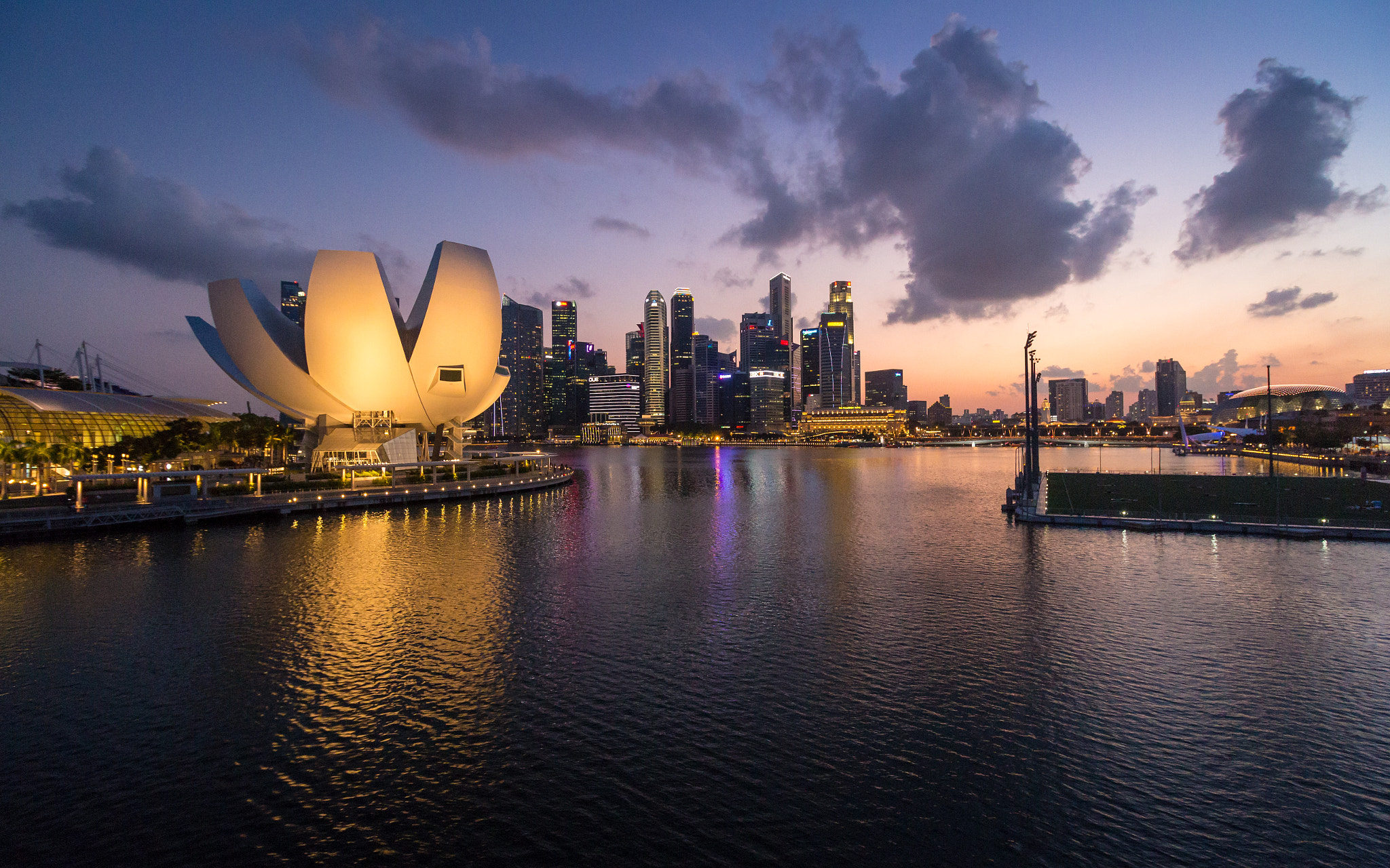 Canon EOS 650D (EOS Rebel T4i / EOS Kiss X6i) + Canon EF-S 10-18mm F4.5–5.6 IS STM sample photo. Marina bay sunset photography