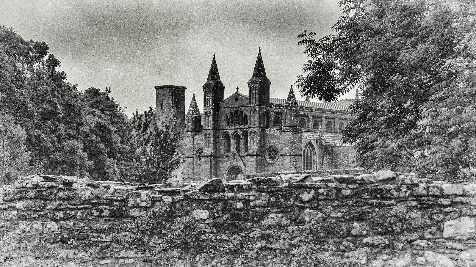 Sony Alpha DSLR-A290 + Sony DT 18-55mm F3.5-5.6 SAM sample photo. St davids cathedral photography