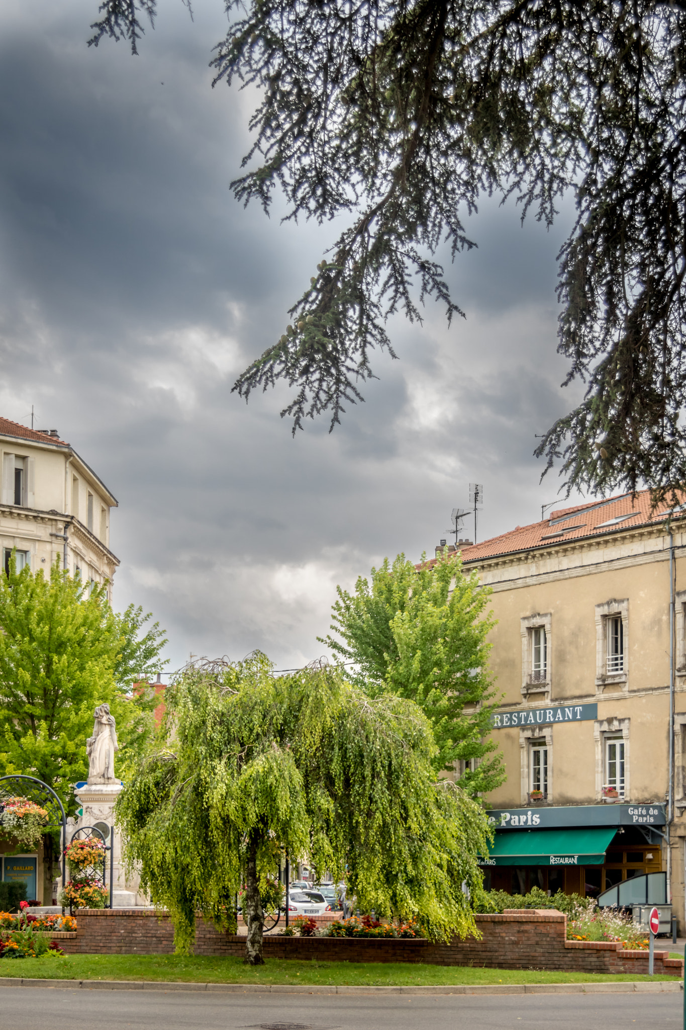 Canon EF 24-85mm F3.5-4.5 USM sample photo. Restaurant de paris (romans - france) photography