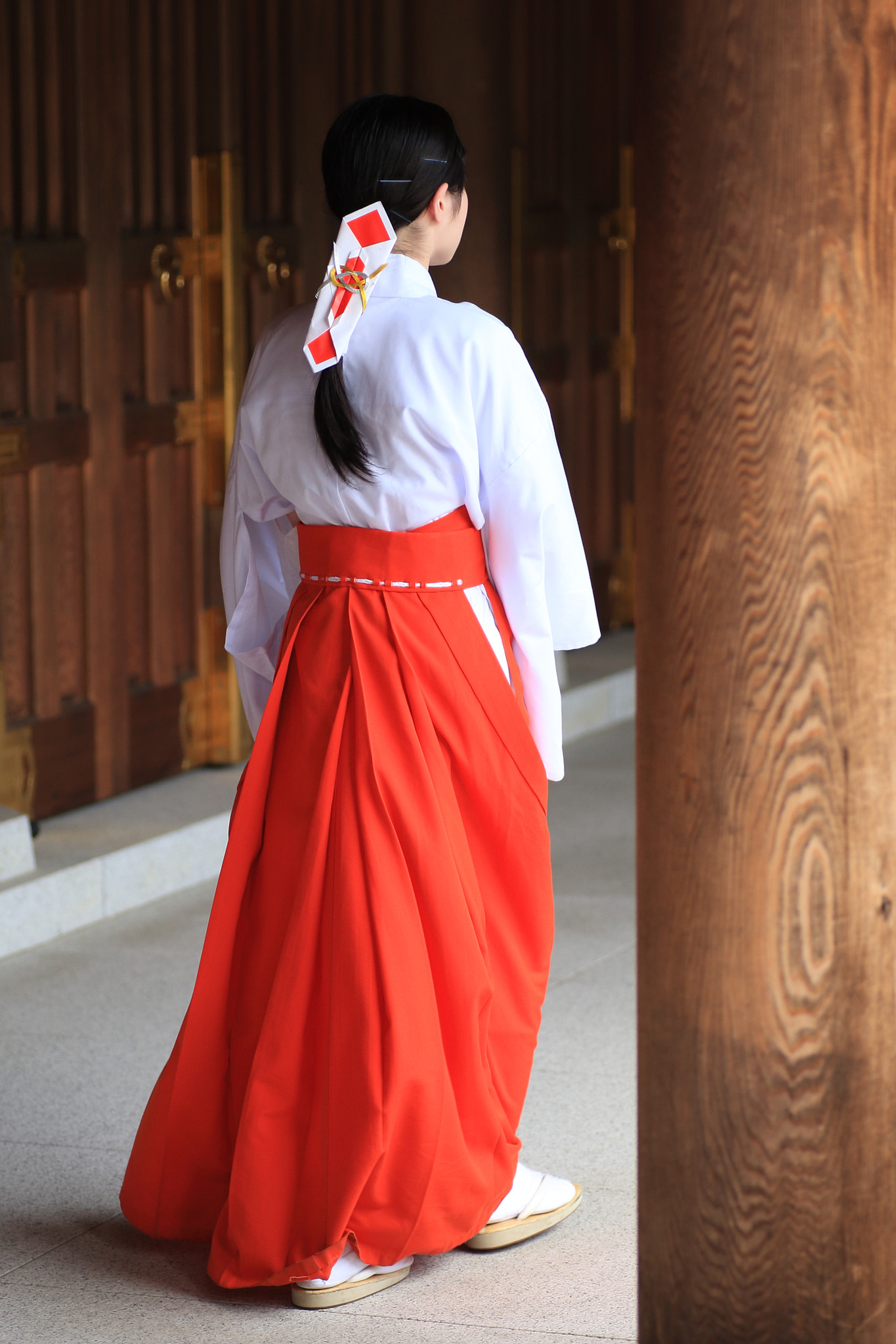 Tamron SP AF 90mm F2.8 Di Macro sample photo. A shrine maiden photography