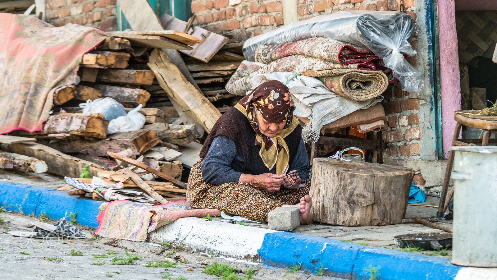 Samsung NX1 + Samsung NX 50-200mm F4-5.6 ED OIS sample photo. Hardworker old woman photography