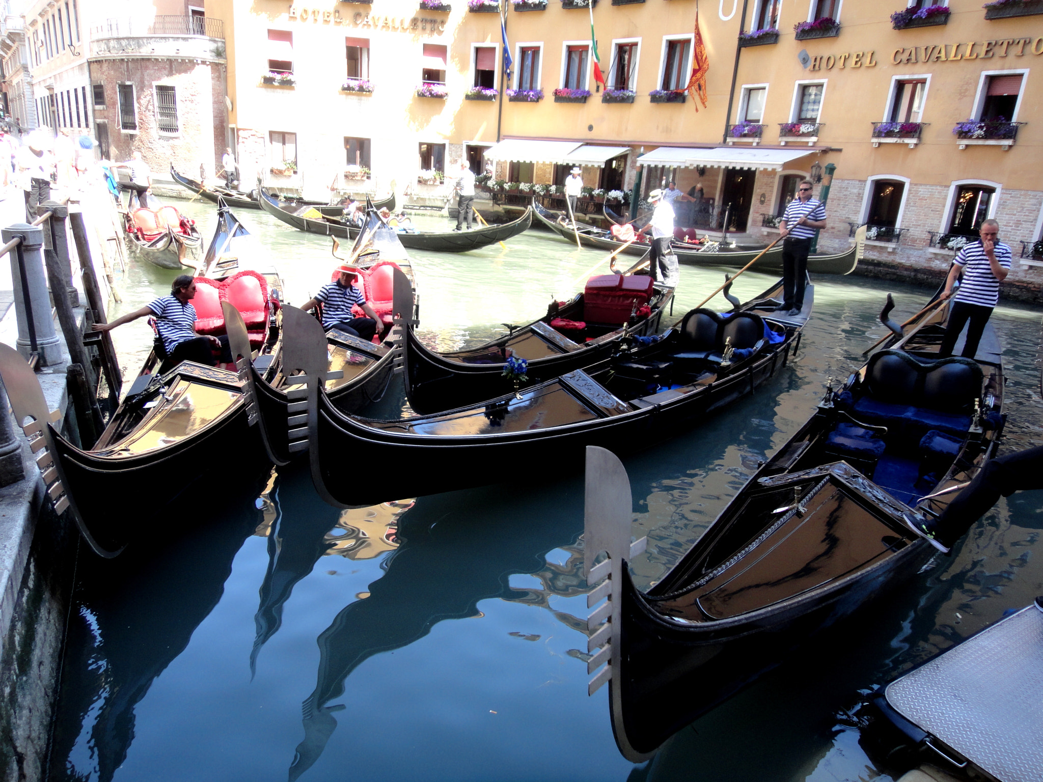 Sony DSC-T110 sample photo. Gondolas photography
