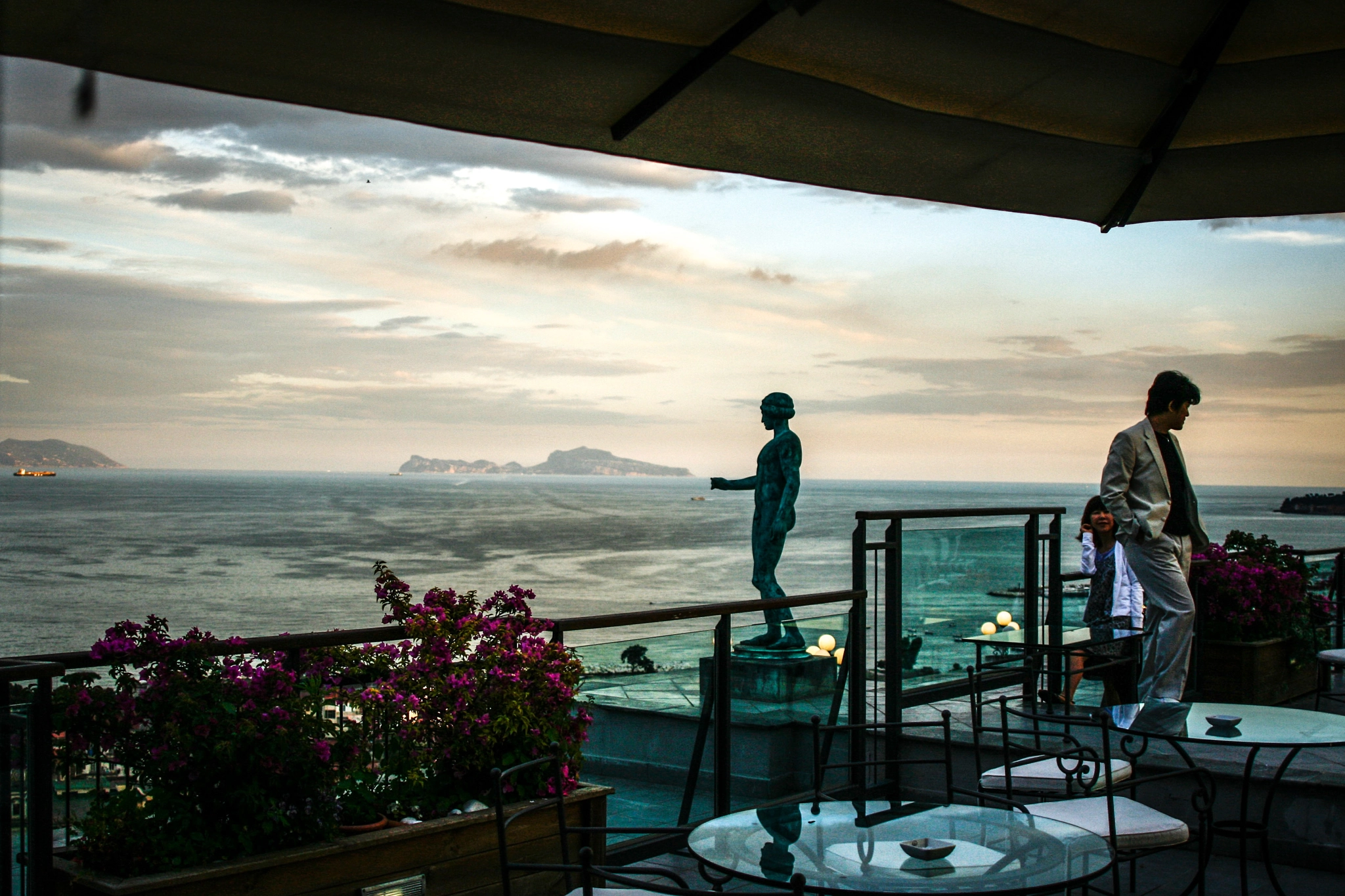 Canon EF 24mm F2.8 sample photo. Japonese man in napoli photography