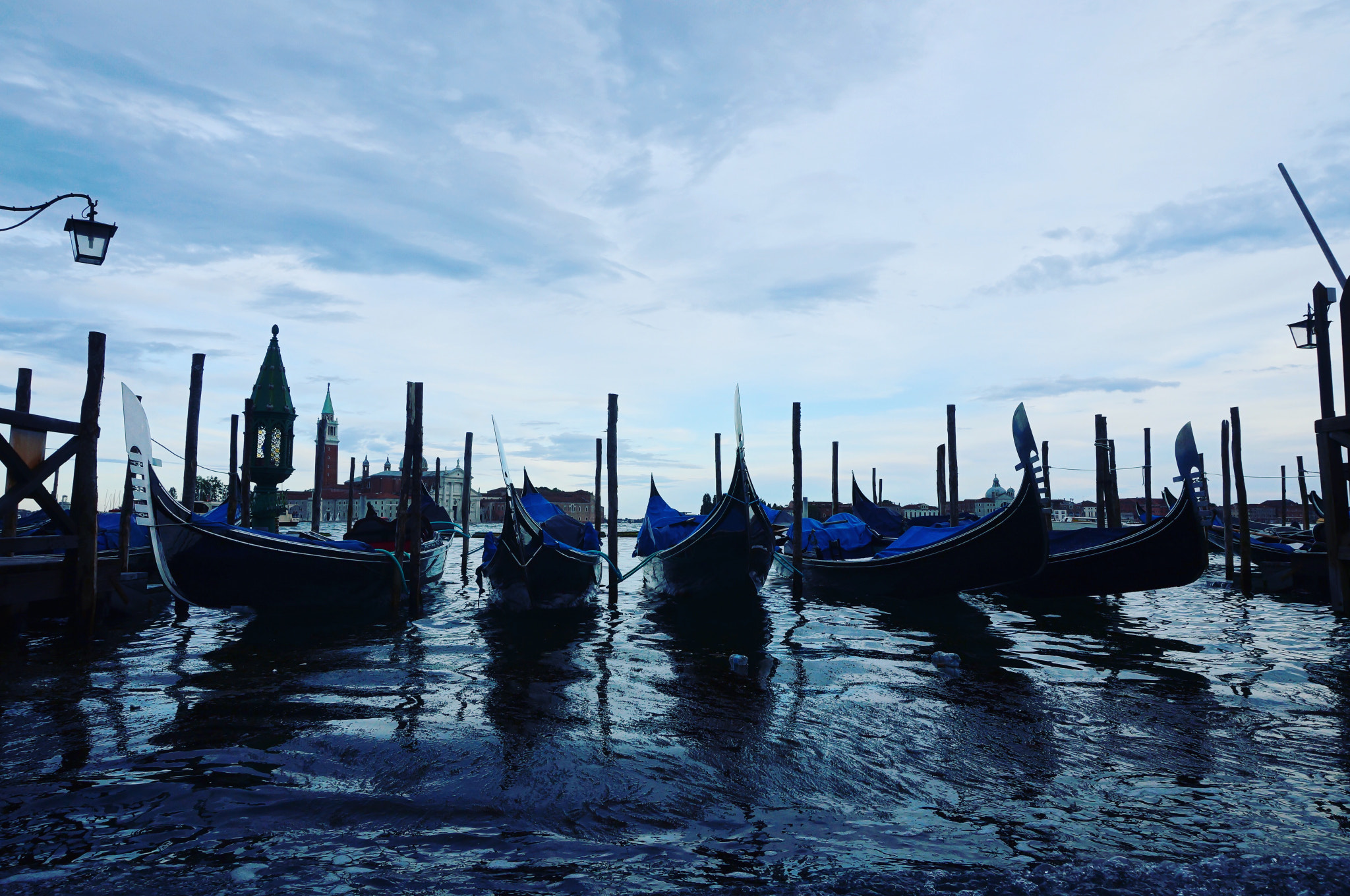 Sony Alpha NEX-3N + Sony E 18-50mm F4-5.6 sample photo. #venice #sunset #gondola photography