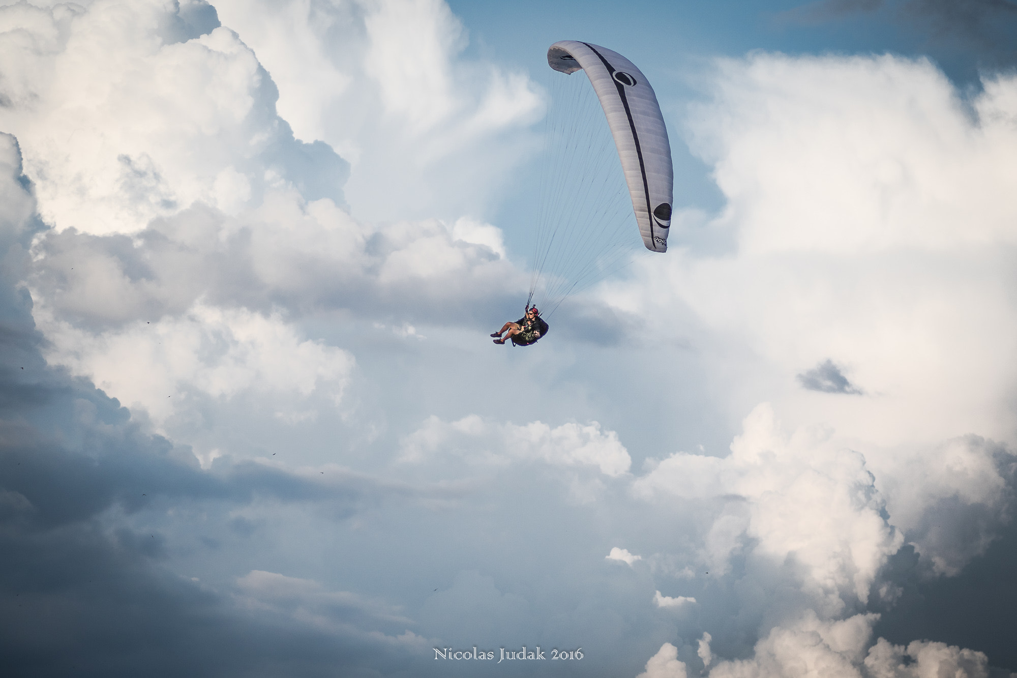 Canon EOS 7D Mark II + Tamron SP AF 90mm F2.8 Di Macro sample photo. Parapente dans les nuages photography