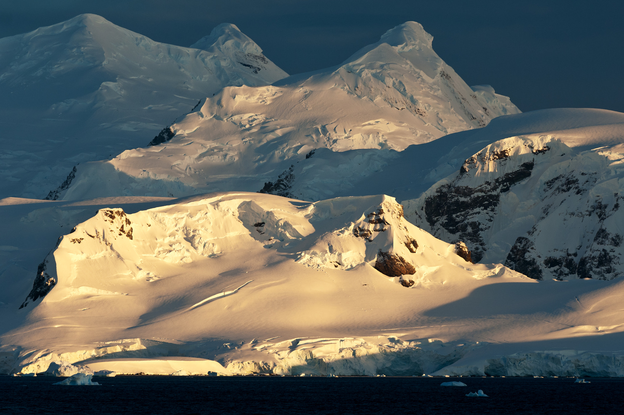 Nikon D2X + AF-S Zoom-Nikkor 80-200mm f/2.8D IF-ED sample photo. [ antarctica - the white continent ] photography