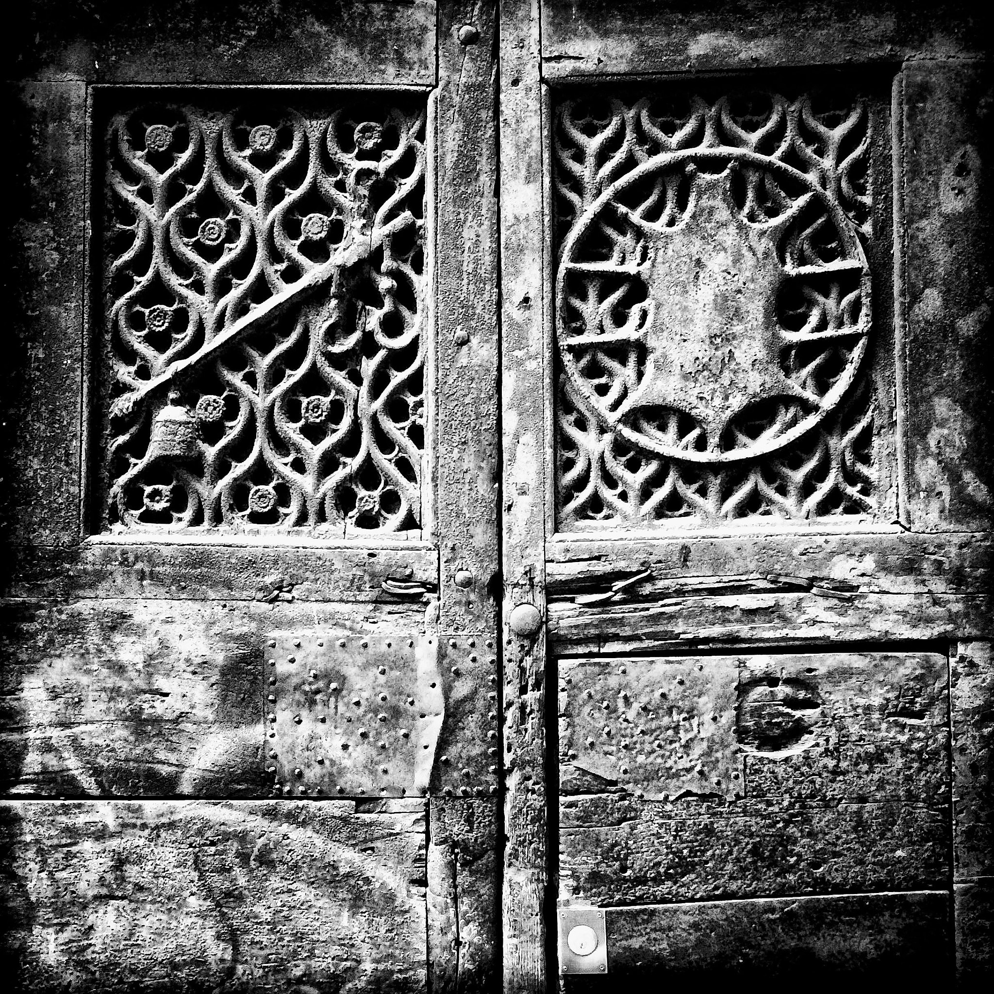 Hipstamatic 277 sample photo. Old door photography