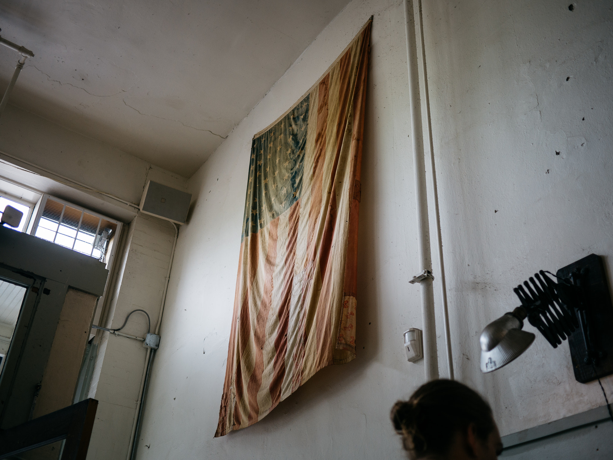 Panasonic Lumix DMC-GX7 + Panasonic Lumix G 20mm F1.7 ASPH sample photo. Old flag photography