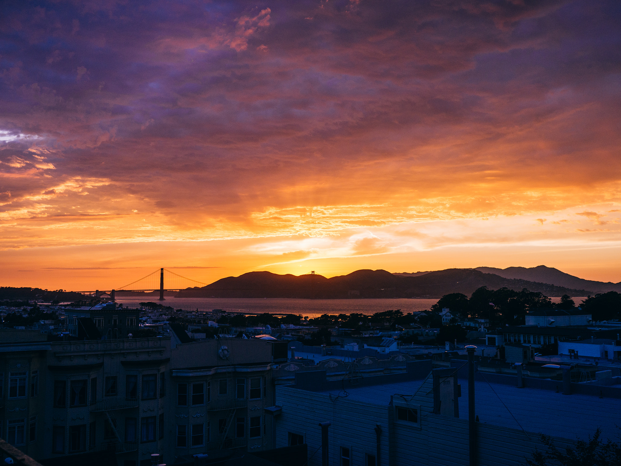Panasonic Lumix DMC-GX7 + Panasonic Lumix G 20mm F1.7 ASPH sample photo. Firey golden gate photography