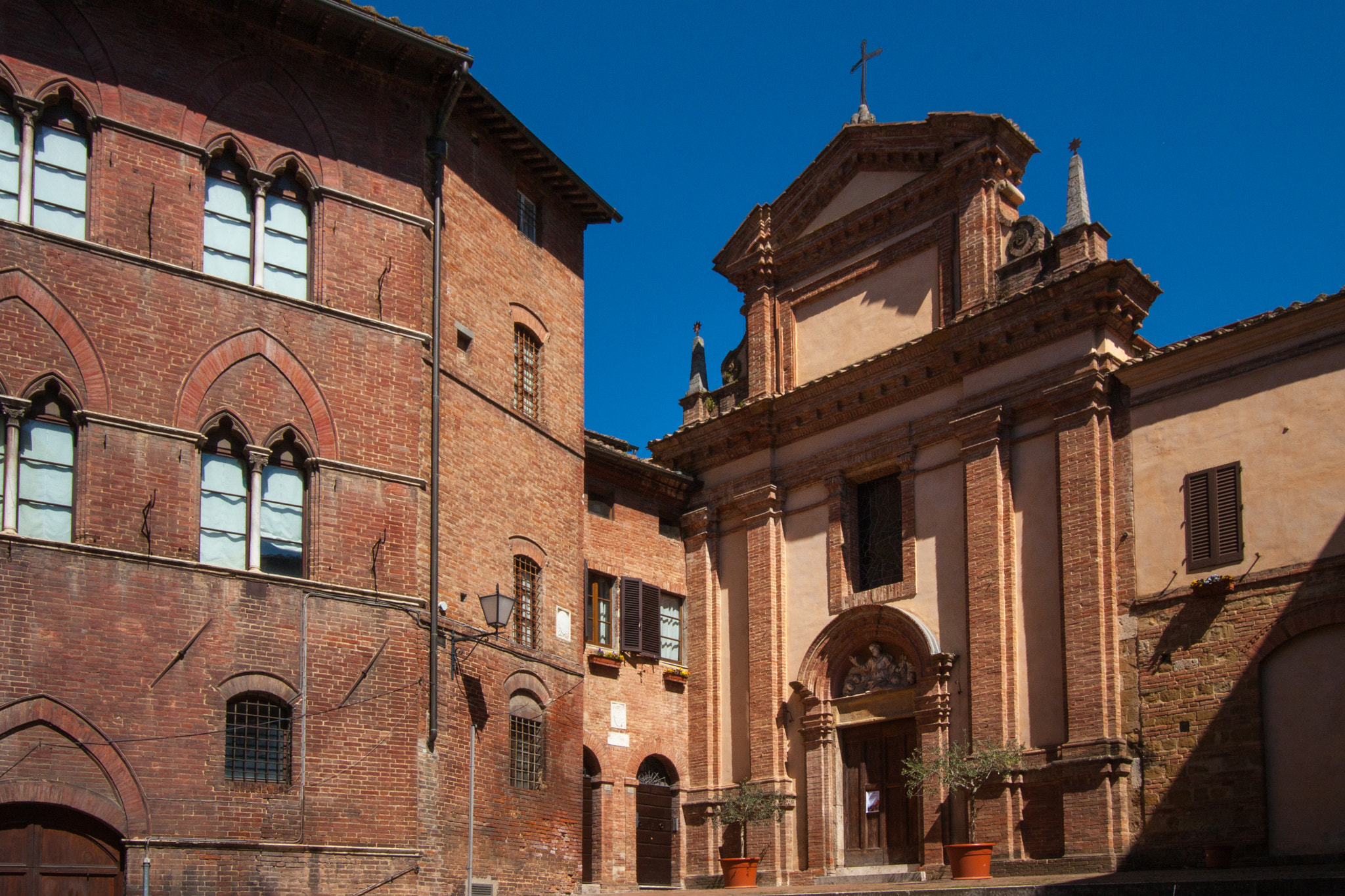 Canon EOS 450D (EOS Rebel XSi / EOS Kiss X2) sample photo. Small church in siena photography