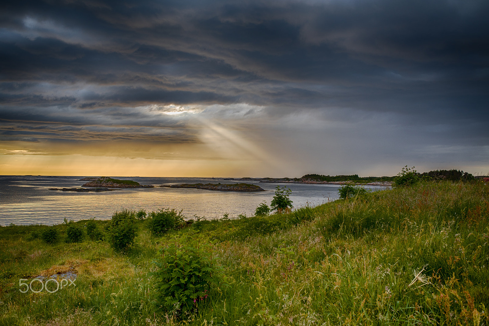 Nikon D810 + Nikon AF Nikkor 35mm F2D sample photo. Rays through the clouds photography