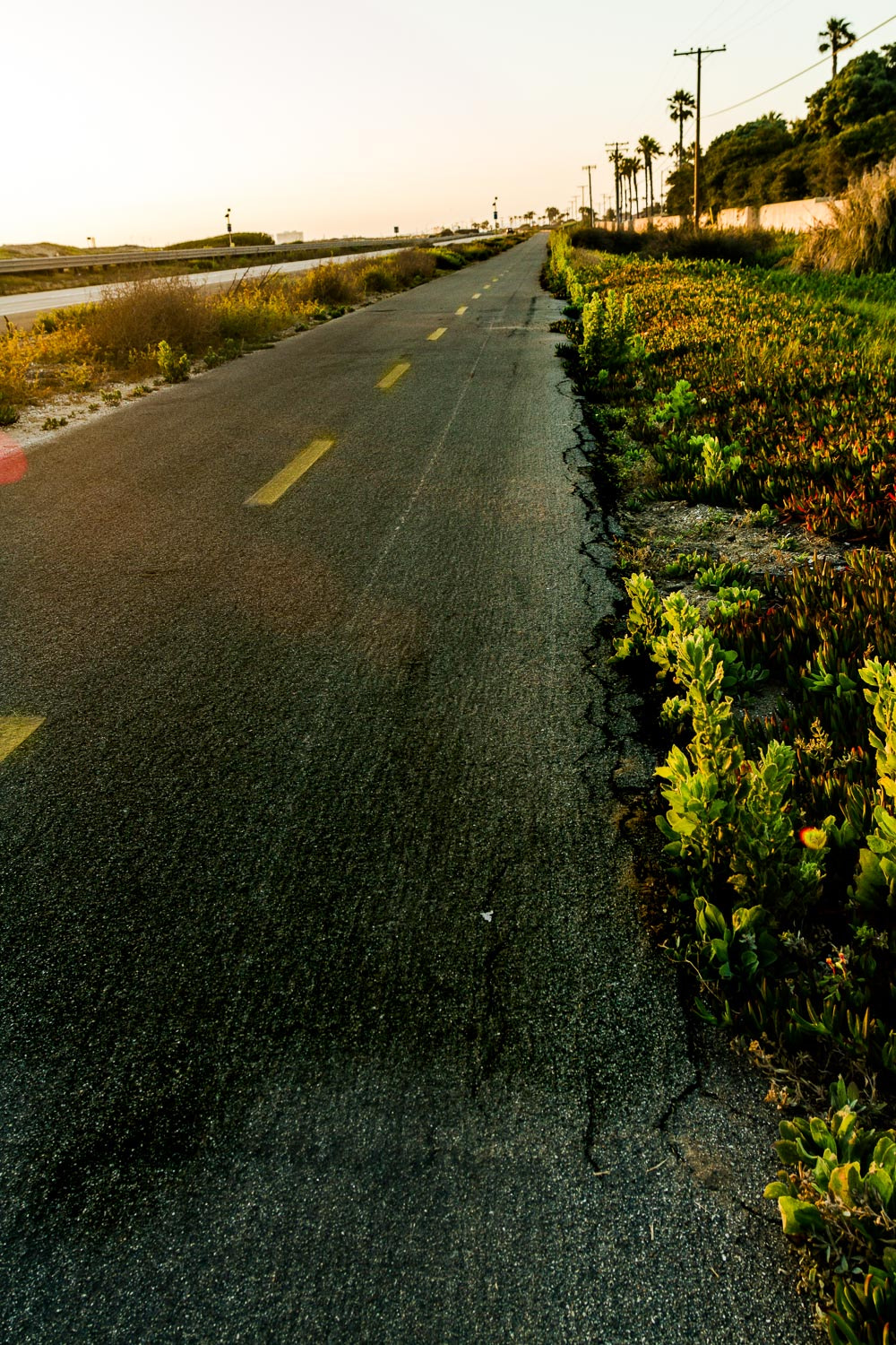 Canon EOS 7D + Sigma 20mm EX f/1.8 sample photo. That horrendously cliché "looking down the road" shot photography