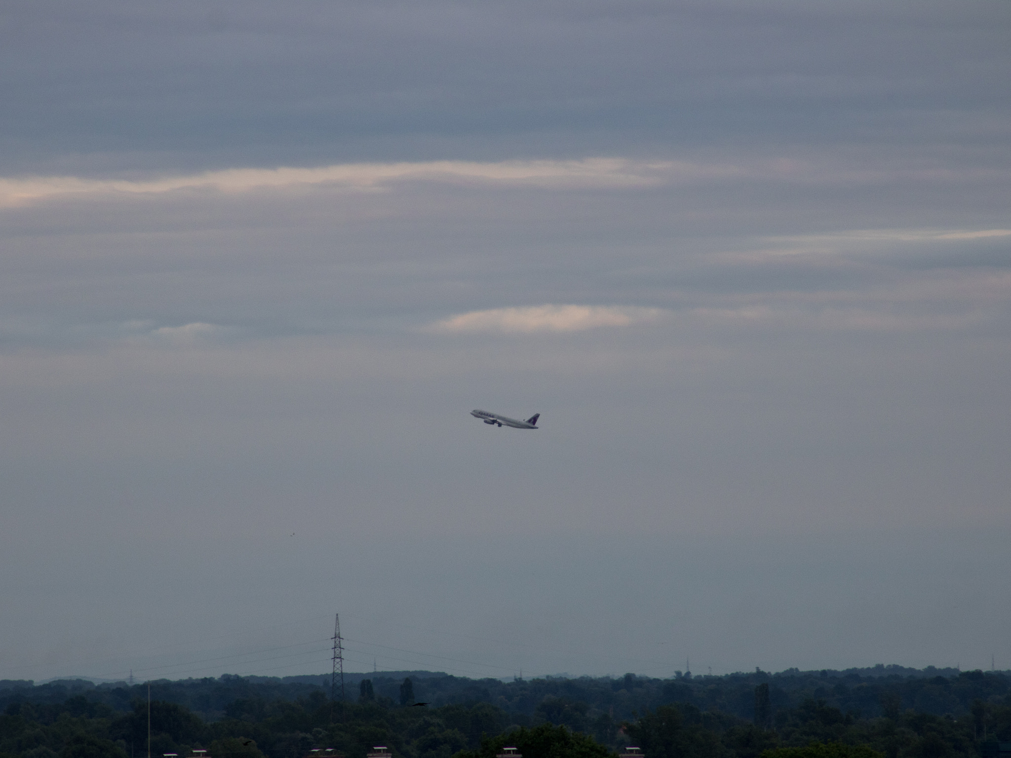 Canon EOS 750D (EOS Rebel T6i / EOS Kiss X8i) + EF75-300mm f/4-5.6 sample photo. Airplane taking off photography