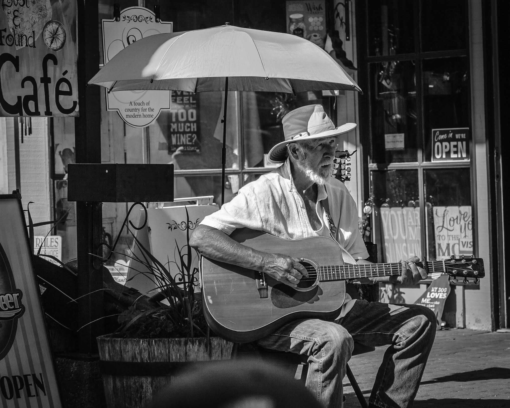 Canon EOS 400D (EOS Digital Rebel XTi / EOS Kiss Digital X) sample photo. A old man with guitar photography