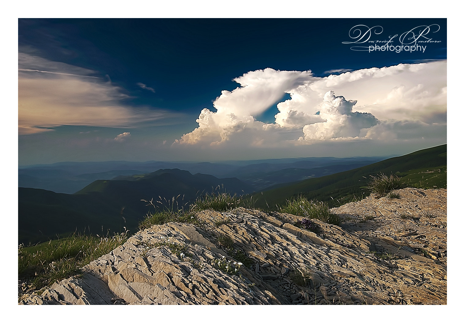 Nikon AF-S Nikkor 16-35mm F4G ED VR sample photo. Watching the valley photography