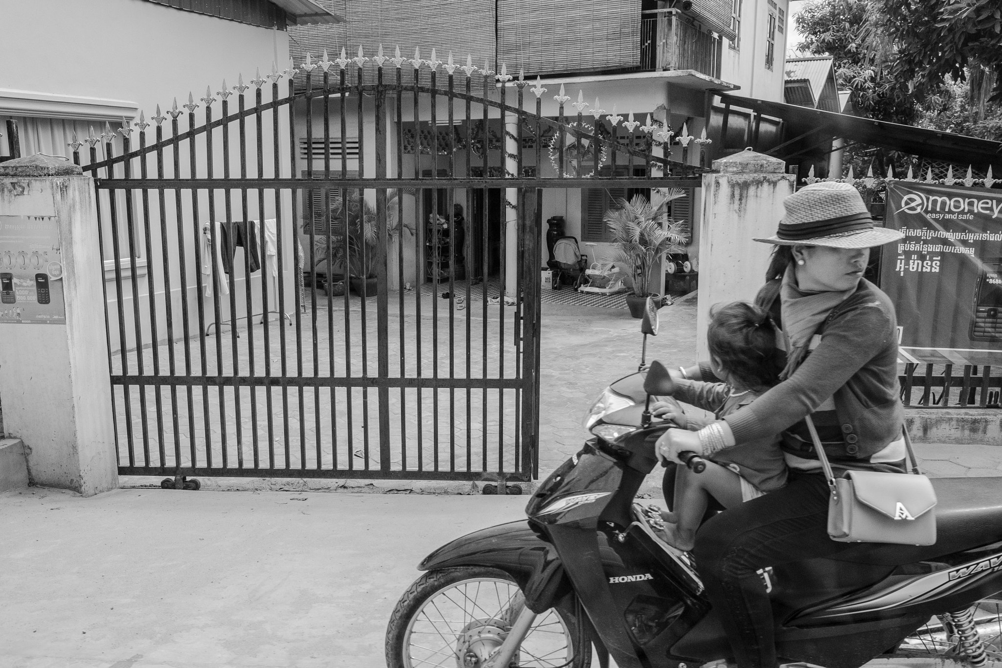 Fujifilm XF 10-24mm F4 R OIS sample photo. Street moto 5 photography