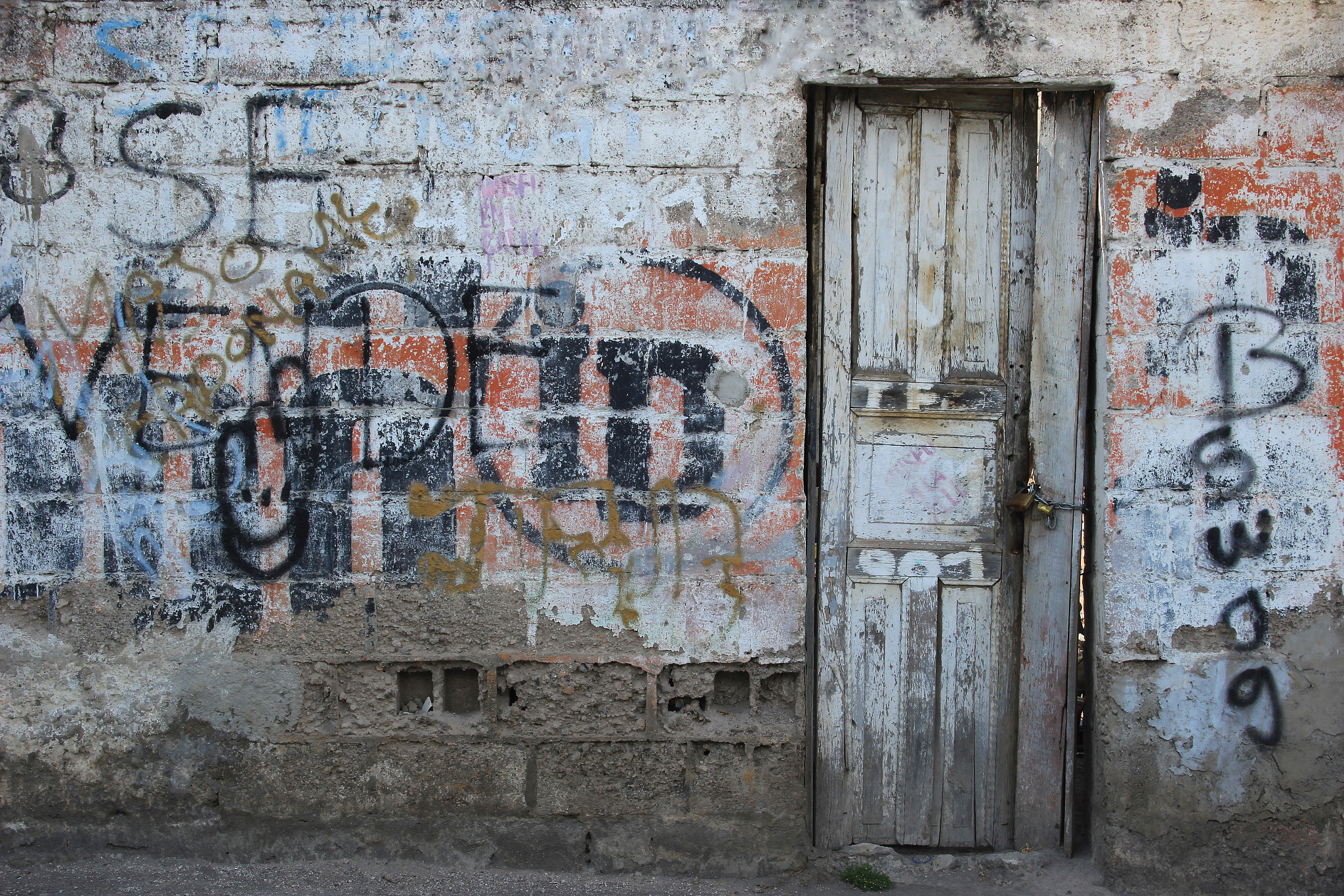 Canon EF-S 18-55mm F3.5-5.6 II sample photo. Old white door in a wall photography