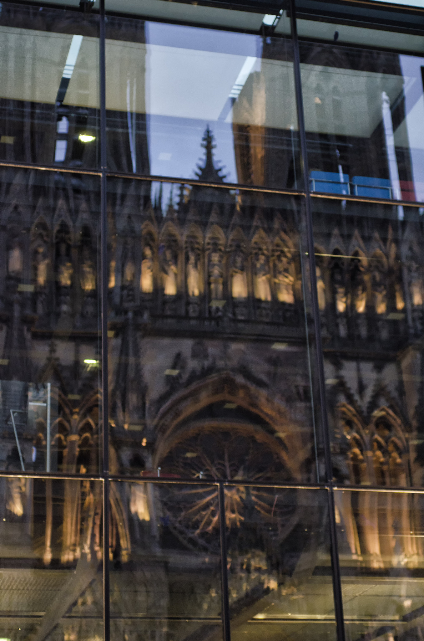 Nikon D7000 + Sigma 50mm F2.8 EX DG Macro sample photo. Reflet de la cathédrale de reims photography