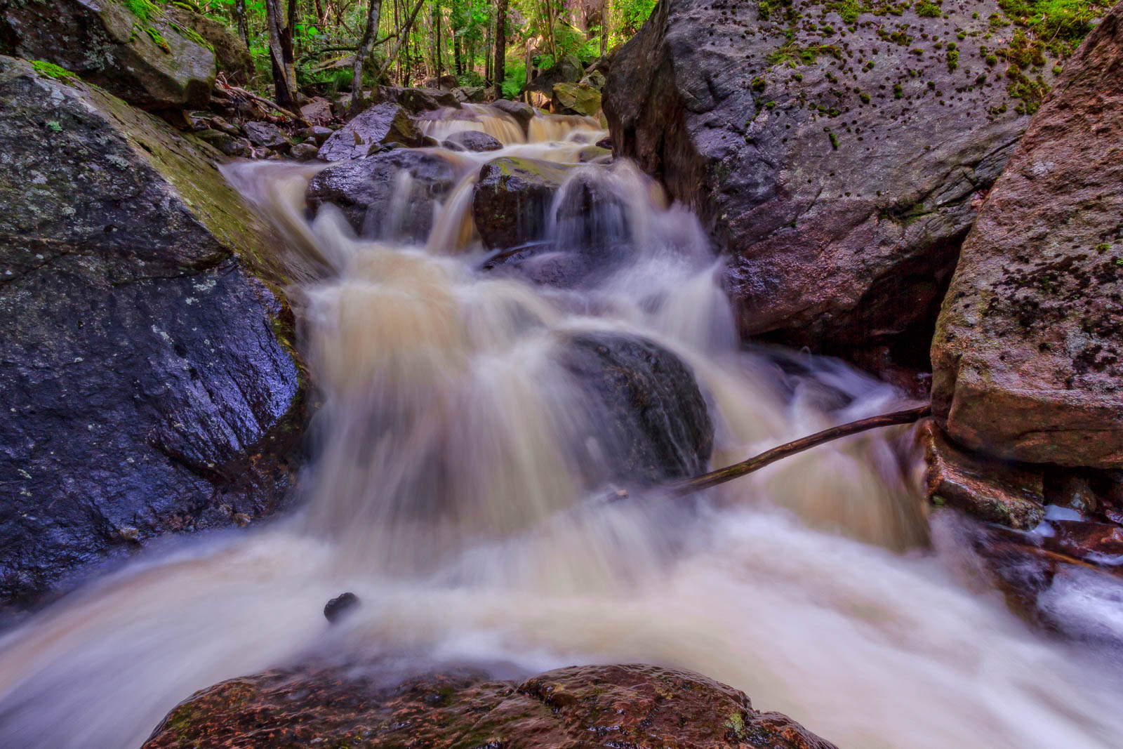 Canon EOS 550D (EOS Rebel T2i / EOS Kiss X4) + Canon EF-S 10-18mm F4.5–5.6 IS STM sample photo. Waterfall photography