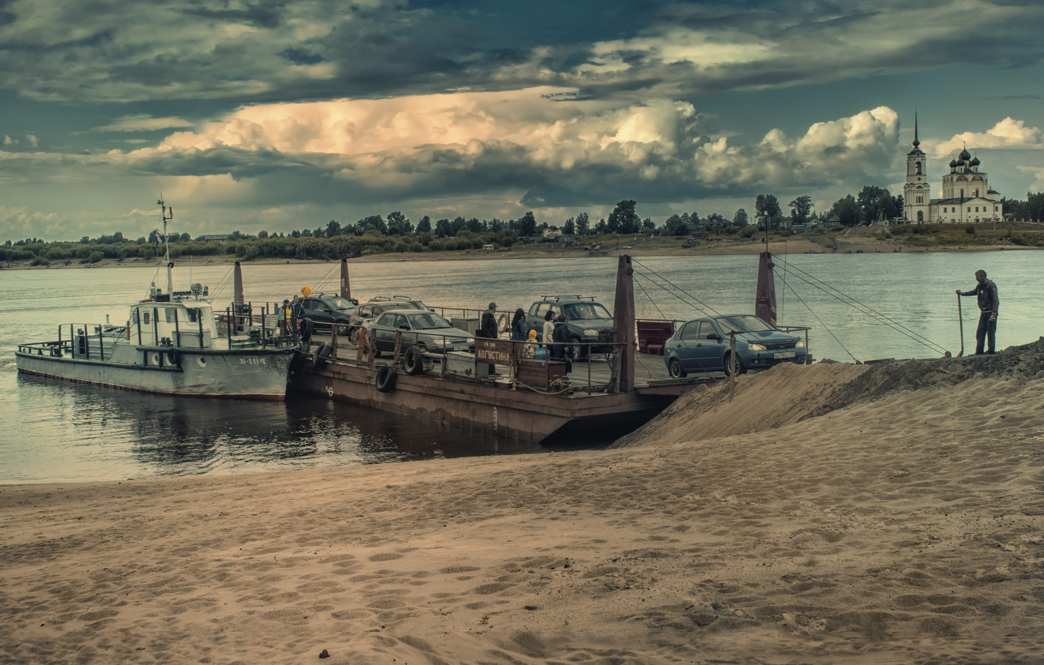 Nikon D80 + Sigma 24-70mm F2.8 EX DG Macro sample photo. Barge with a tugboat for the ferry photography