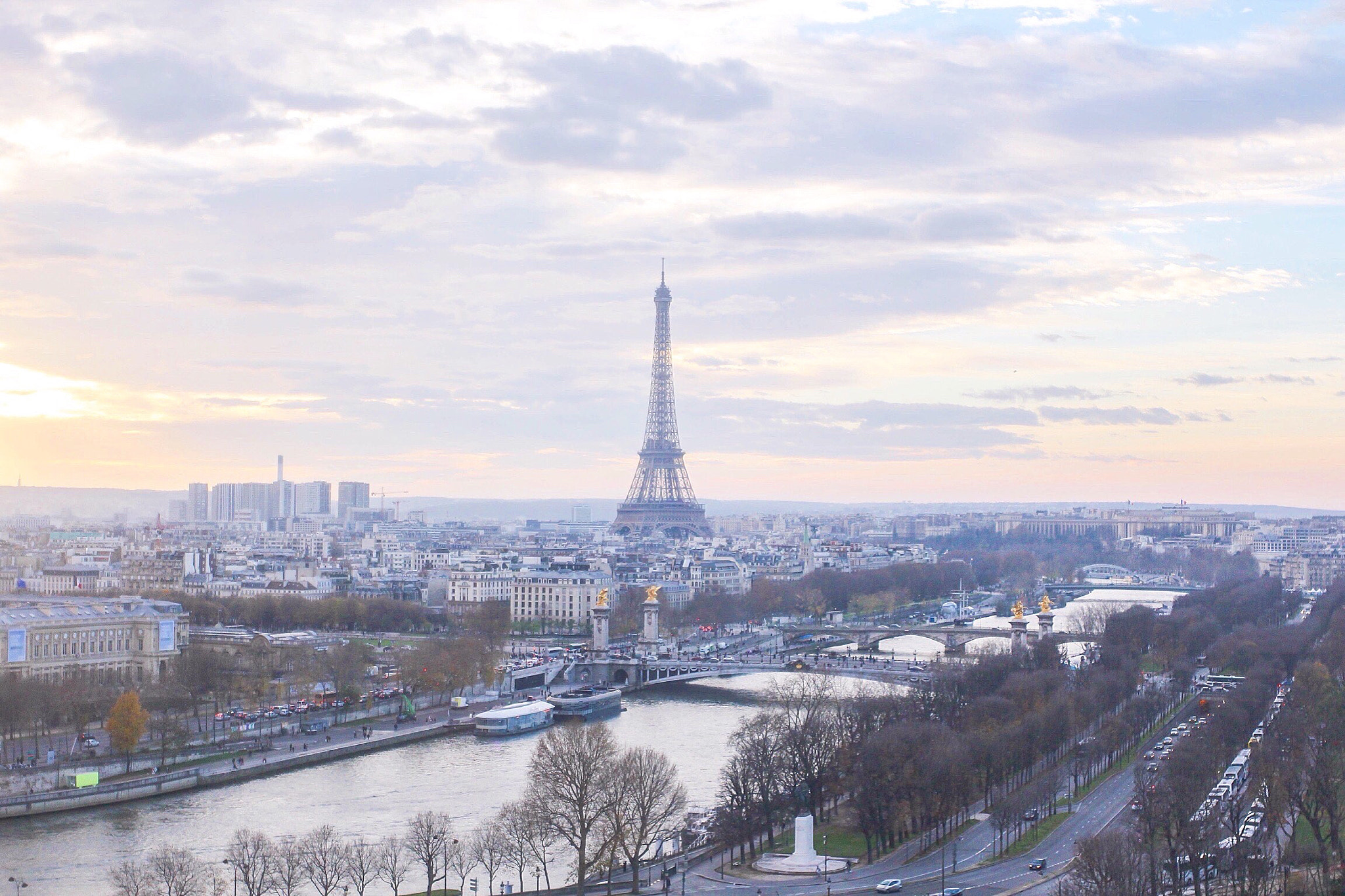 Canon EOS 600D (Rebel EOS T3i / EOS Kiss X5) + Canon EF 35mm F2 IS USM sample photo. Sunset by the river seine photography