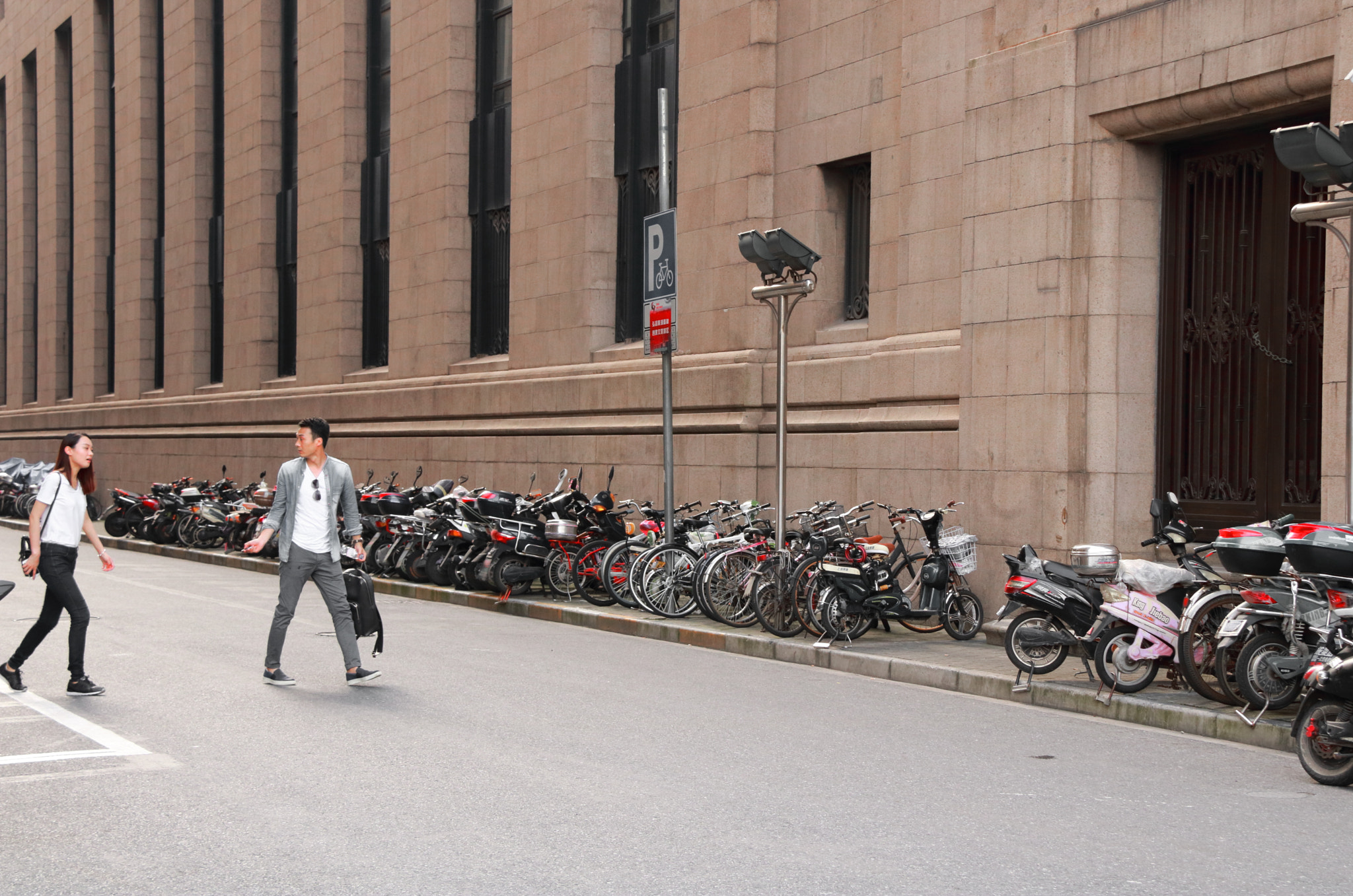 Canon EOS 750D (EOS Rebel T6i / EOS Kiss X8i) sample photo. 走 photography