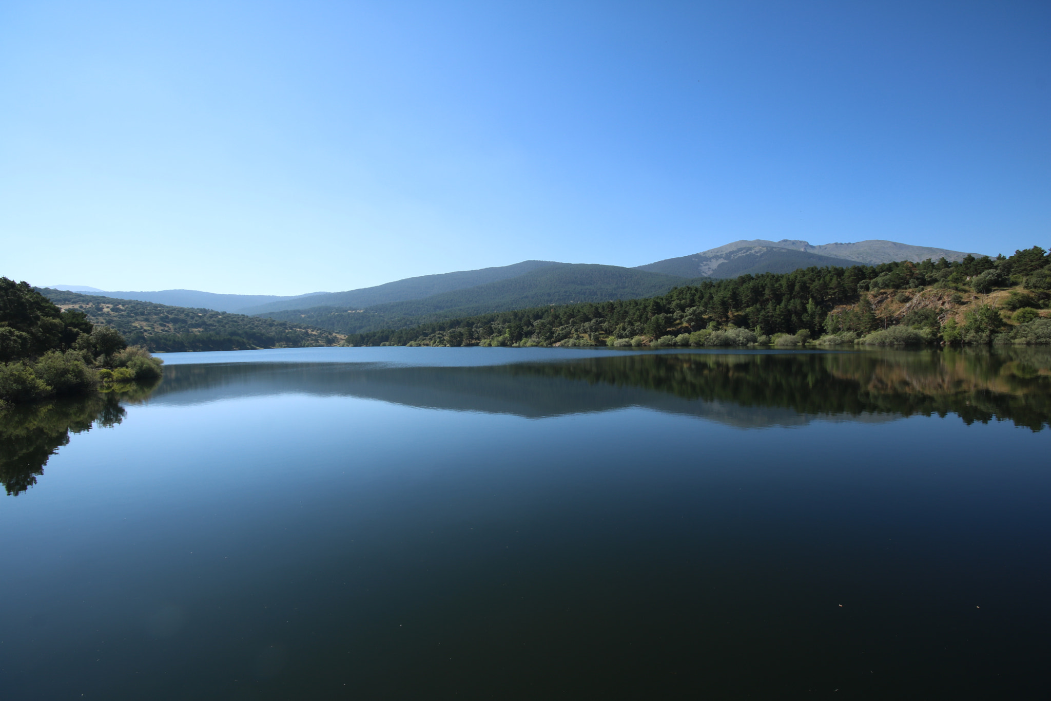 Canon EOS 750D (EOS Rebel T6i / EOS Kiss X8i) + Sigma 10-20mm F4-5.6 EX DC HSM sample photo. Morning lake photography