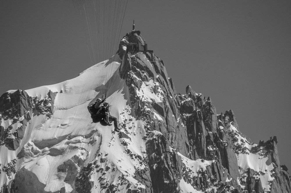 Sigma 18-250mm F3.5-6.3 DC OS HSM sample photo. Parapente aiguille du midi photography