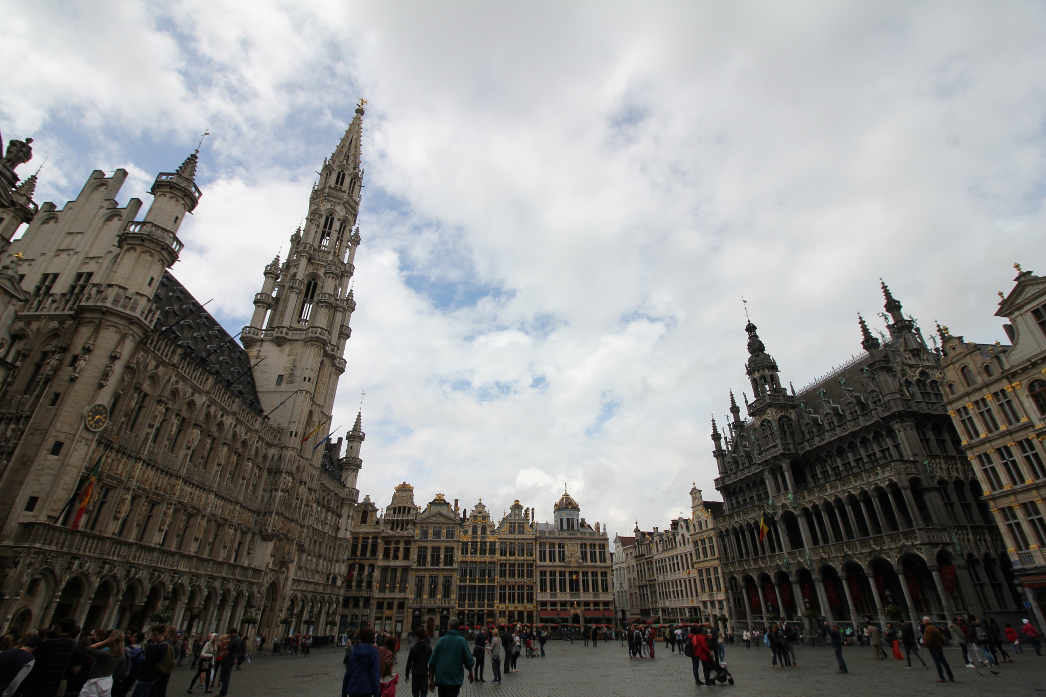 Canon EF-S 10-18mm F4.5–5.6 IS STM sample photo. Wide angle of grand place photography