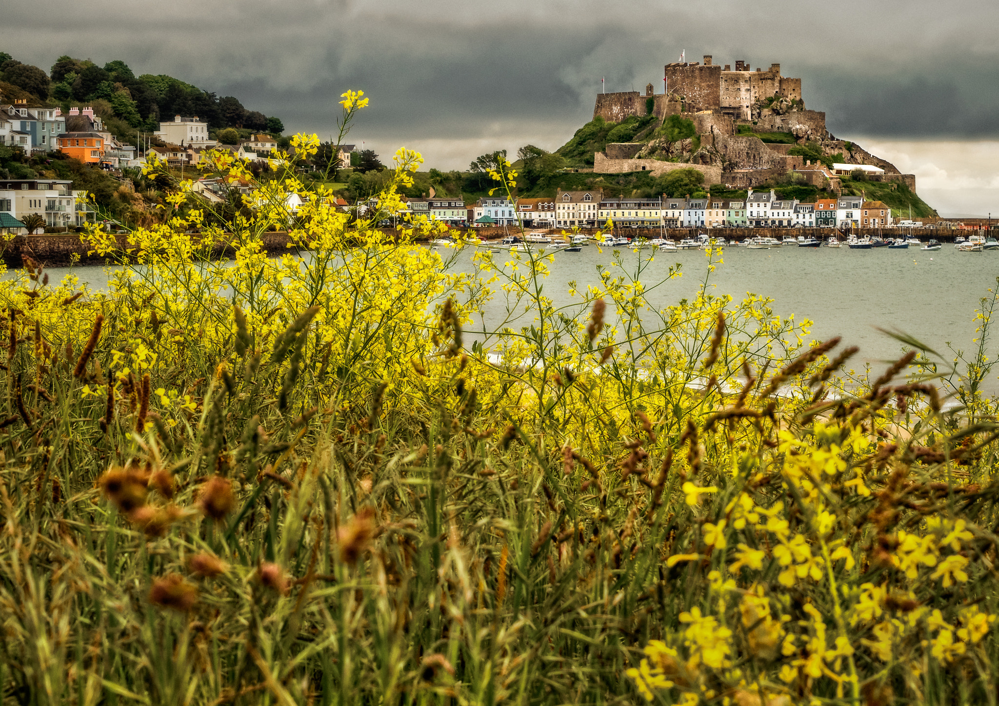 LUMIX G VARIO 35-100/F4.0-5.6 sample photo. Mont orgueil castle photography