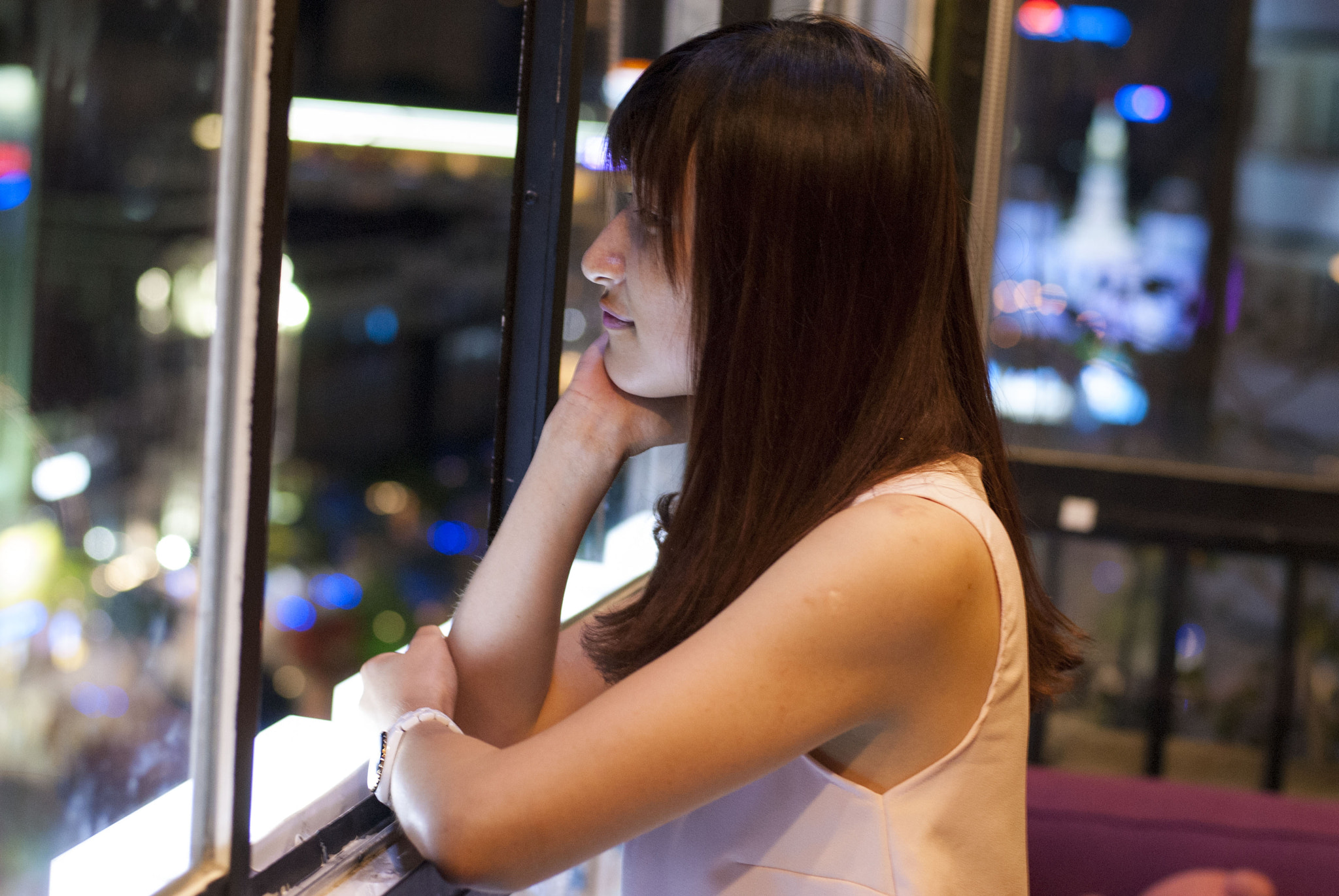 Nikon D200 + Nikon AF-S Nikkor 50mm F1.8G sample photo. The girl beside the window photography