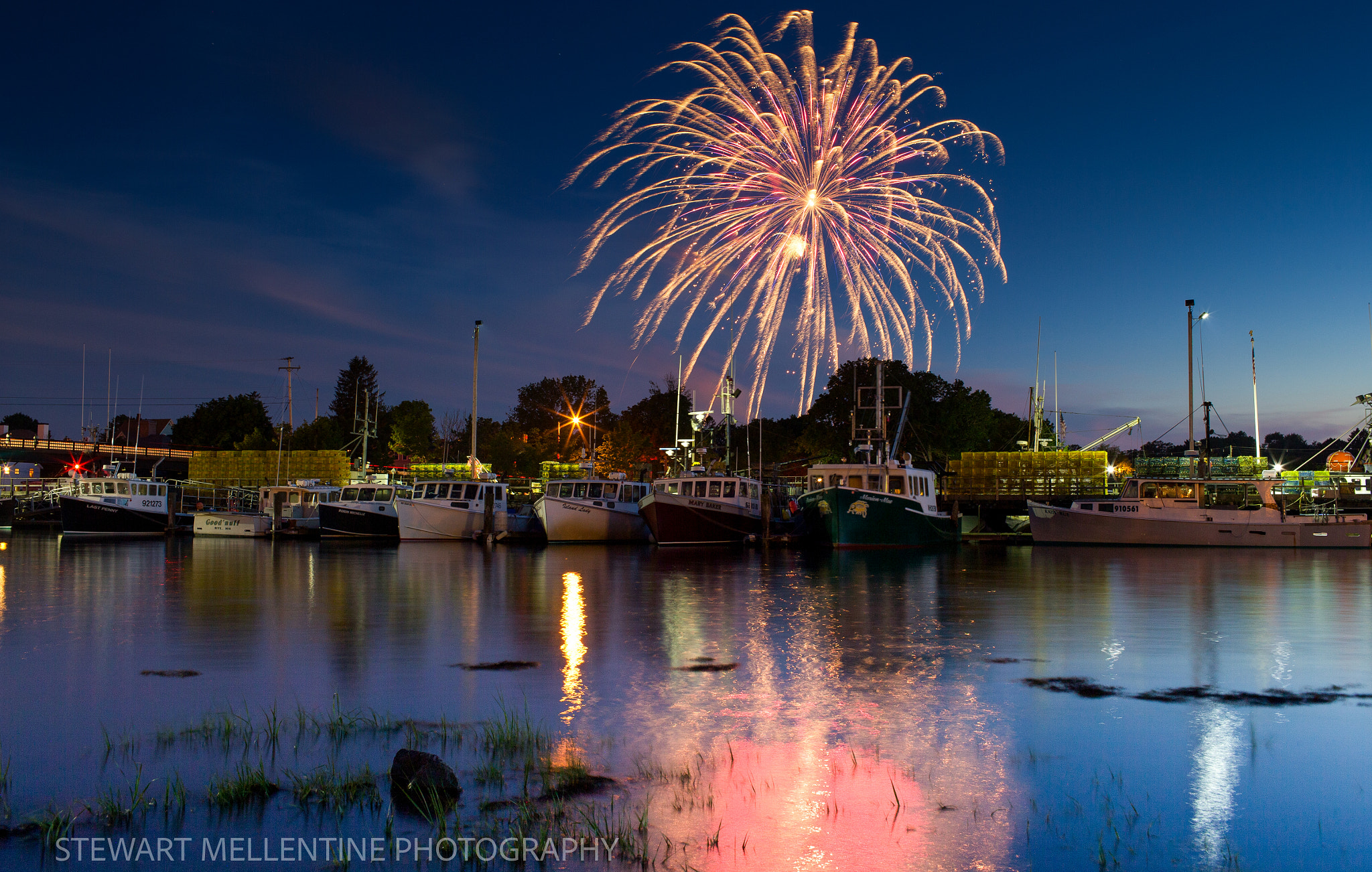 Canon EOS-1D X + Canon EF 35mm F1.4L USM sample photo. Portsmouth nh fireworks 2016 photography