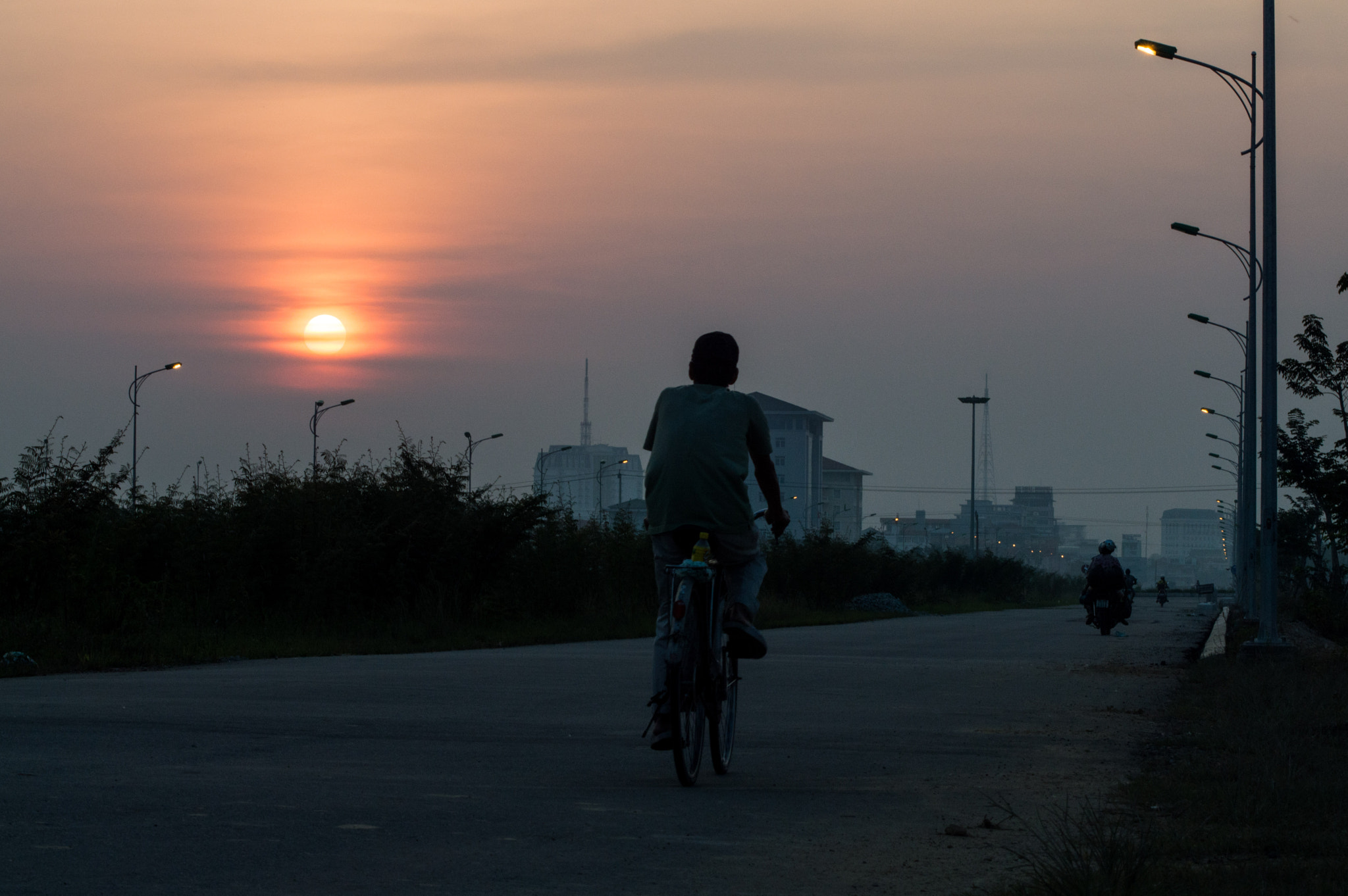 Nikon D3200 + AF Zoom-Nikkor 70-210mm f/4 sample photo. Trở về thành phố photography