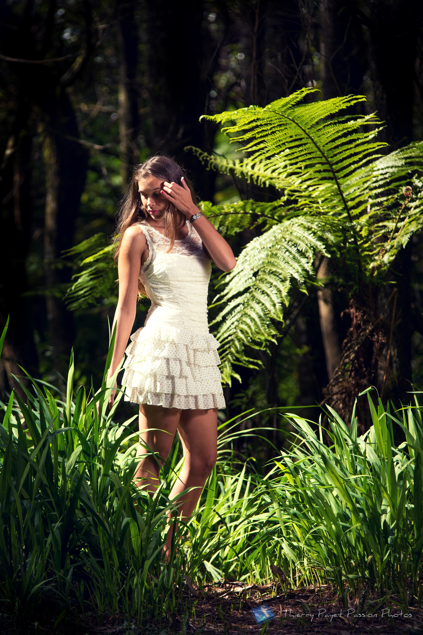 Sony ILCA-77M2 + 70-200mm F2.8 sample photo. Julie en forêt photography